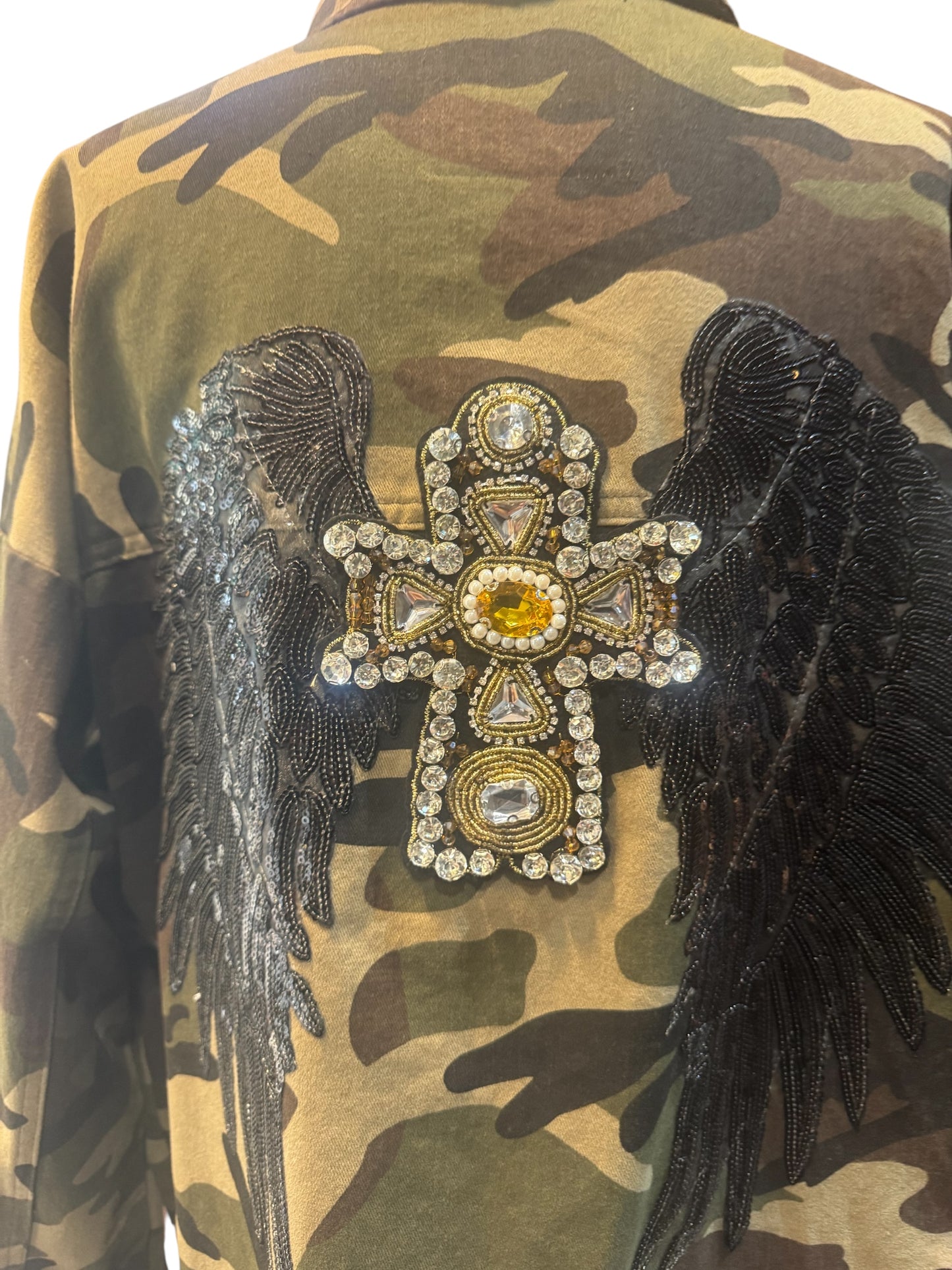 Sobre camisa camuflaje alas negras y cruz de pedrería