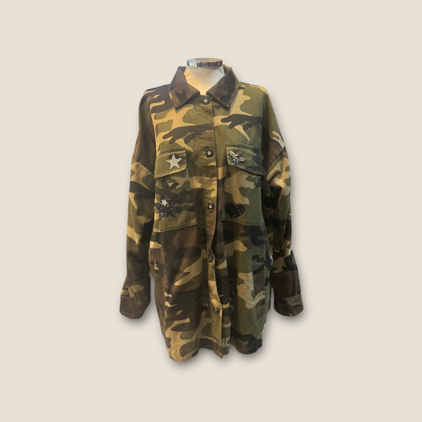 Sobre camisa camuflaje alas negras y cruz de pedrería