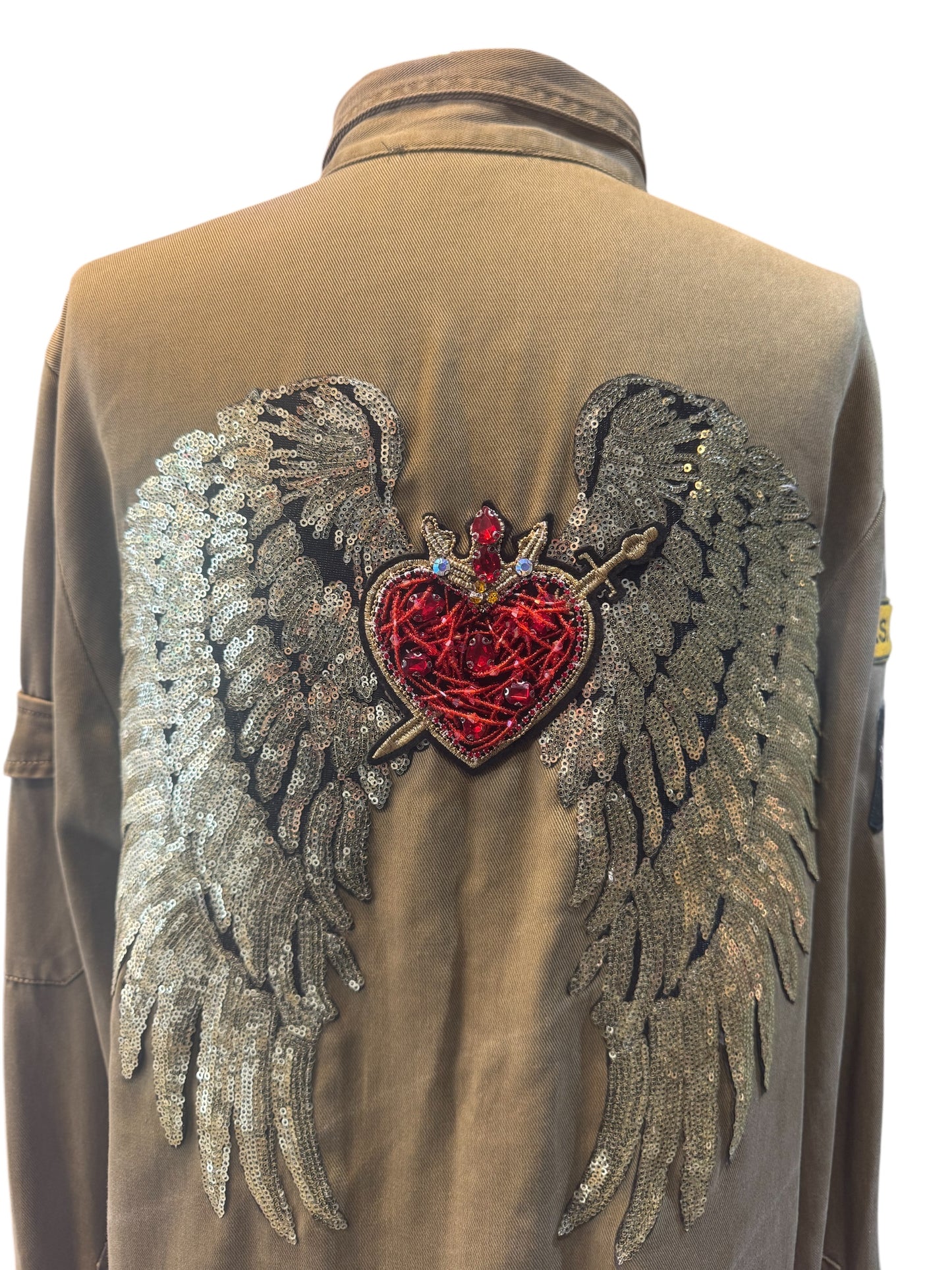 Sobre camisa militar con alas doradas