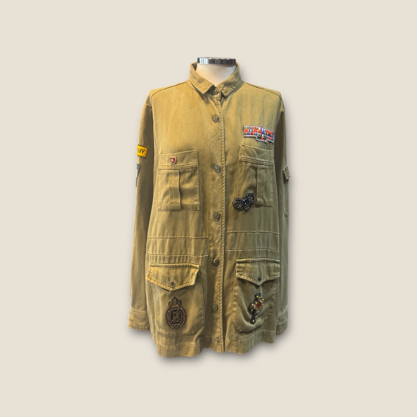 Sobre camisa militar con alas doradas