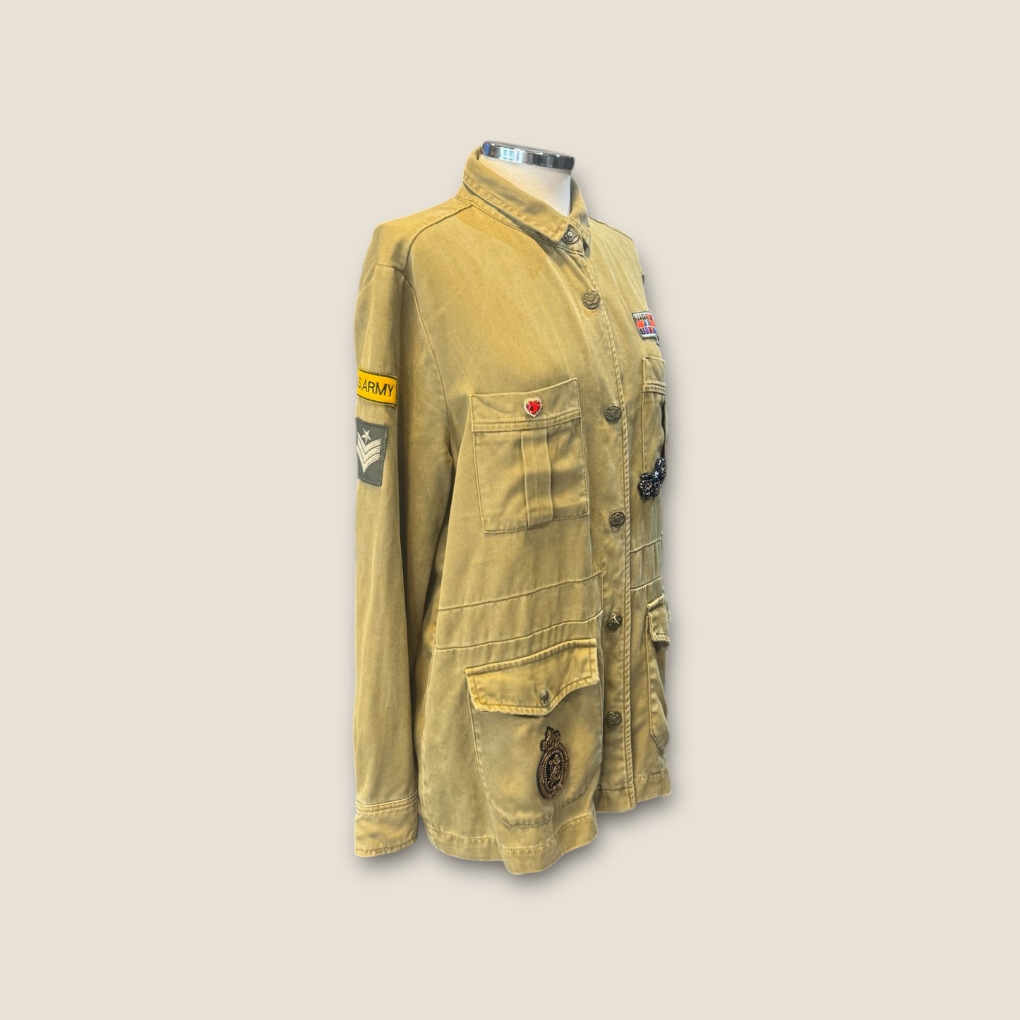 Sobre camisa militar con alas doradas