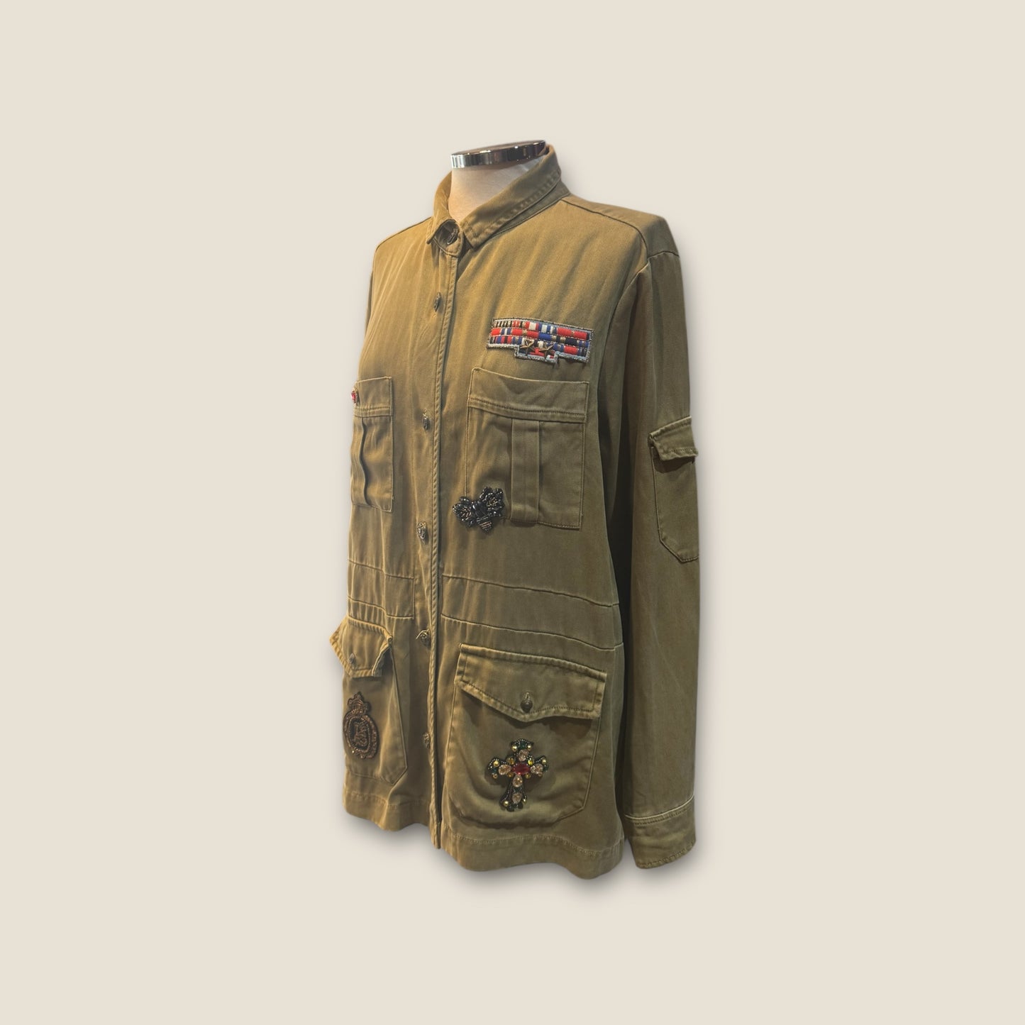 Sobre camisa militar con alas doradas