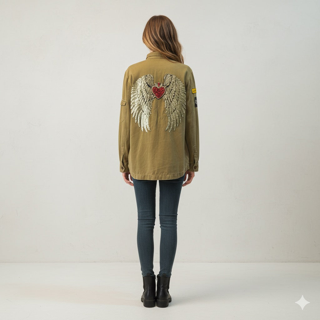 Sobre camisa militar con alas doradas
