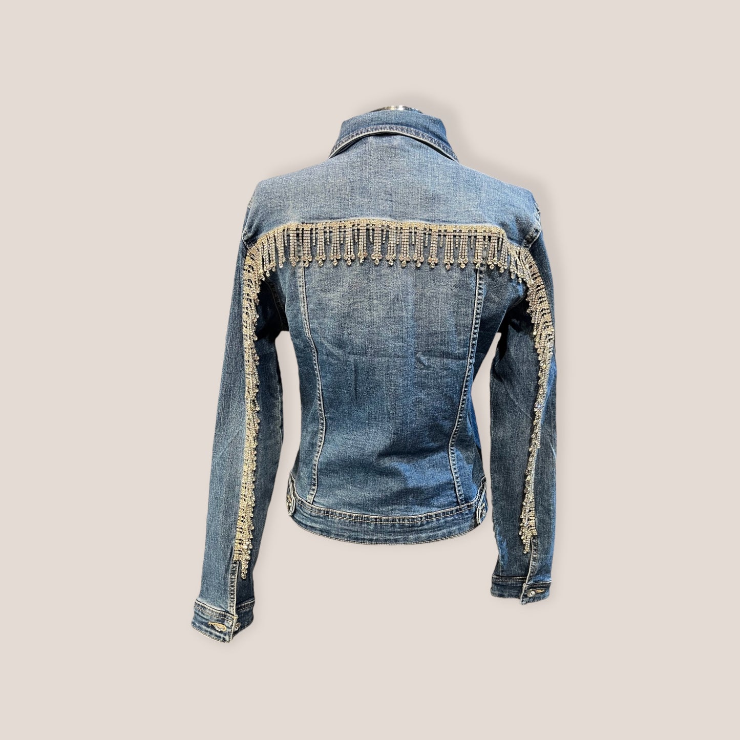 Chaqueta vaquera con flecos cortos de pedreria