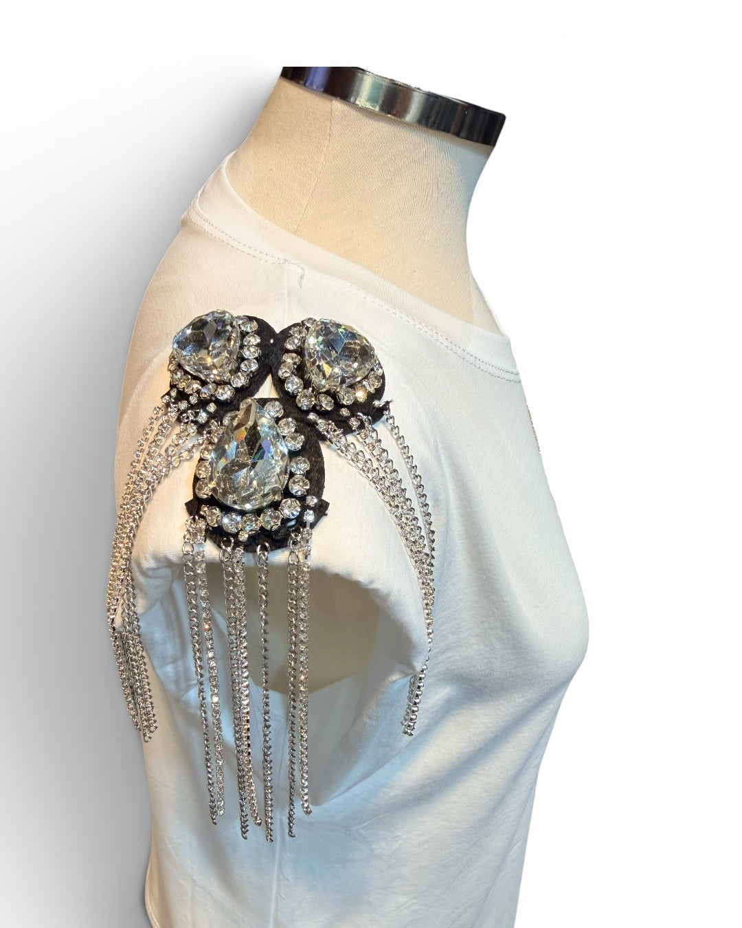 Camiseta hombreras pedrería y calavera strass