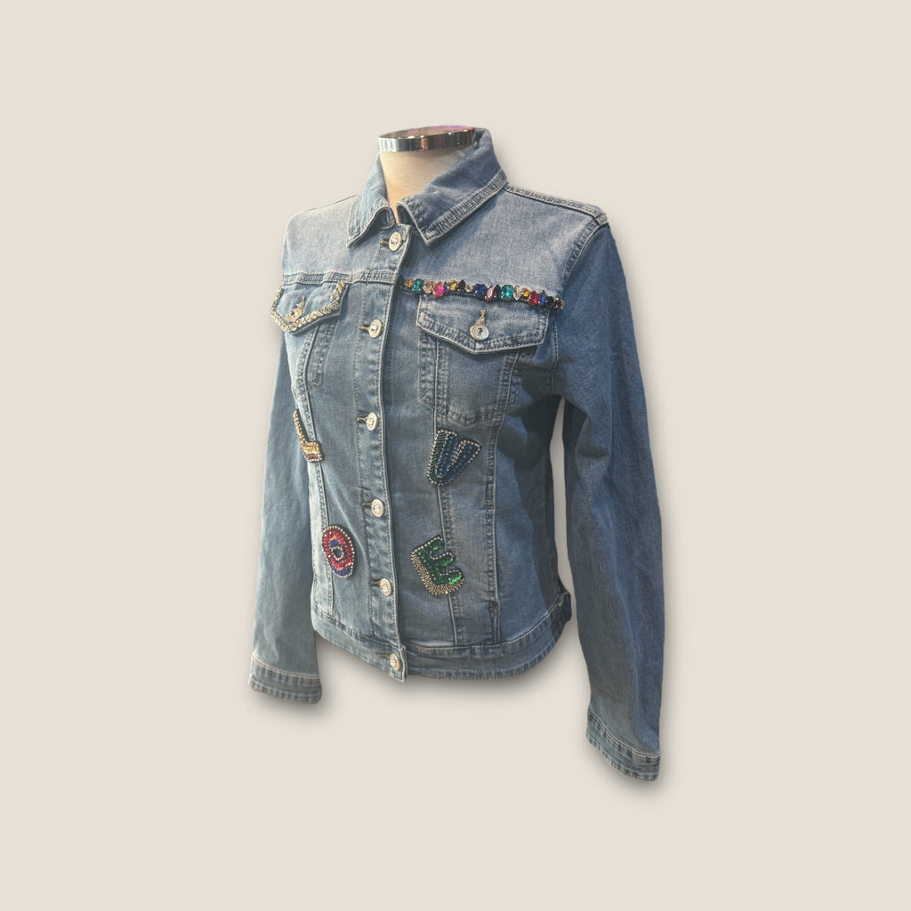 Chaqueta vaquera con flores y corazón