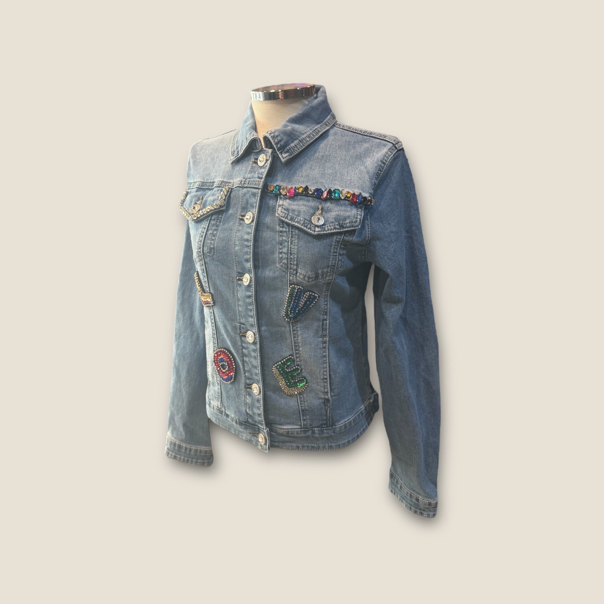 Chaqueta vaquera con flores y corazón