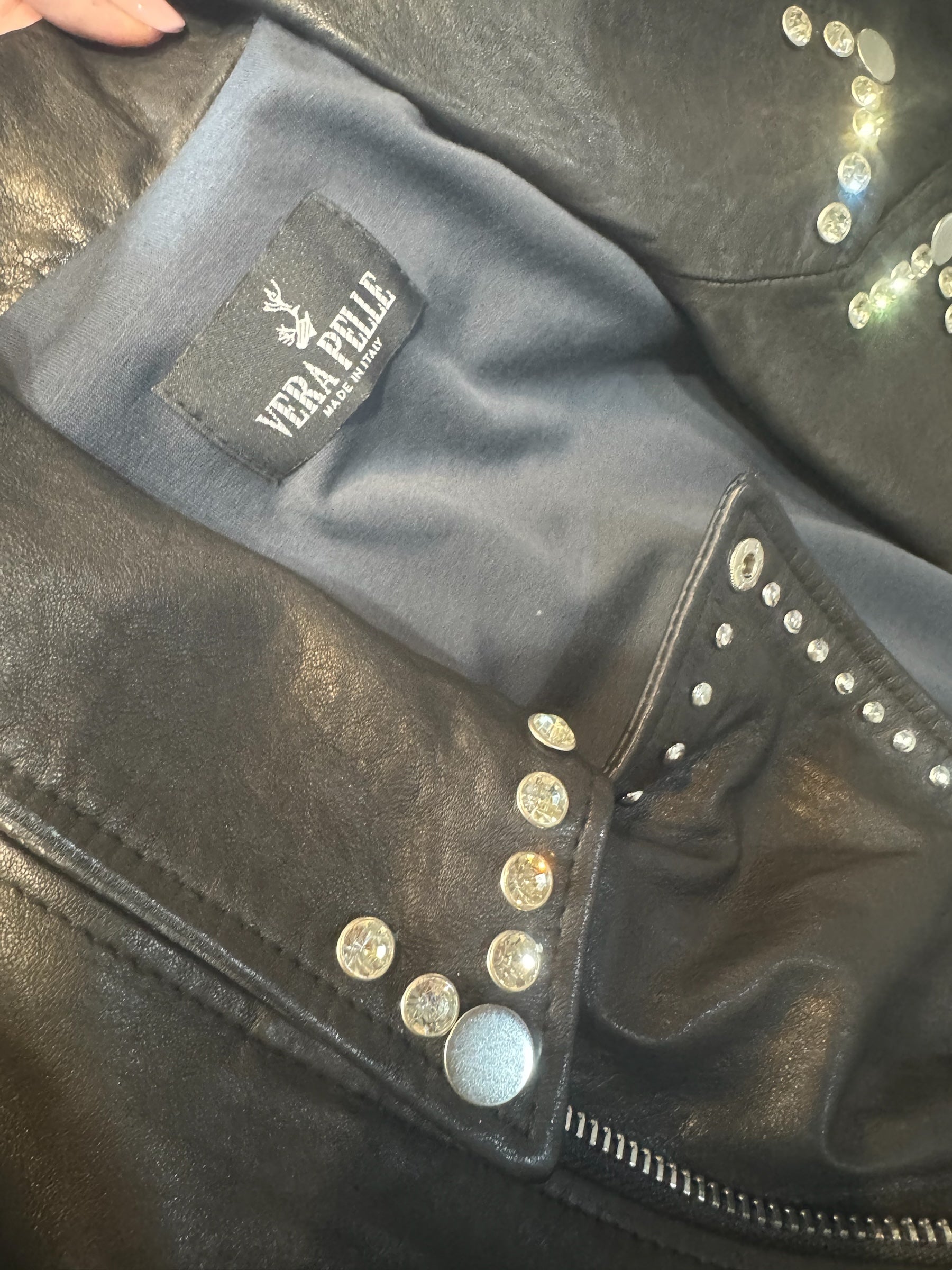 Biker piel customizada con cruz de pedrería y remaches