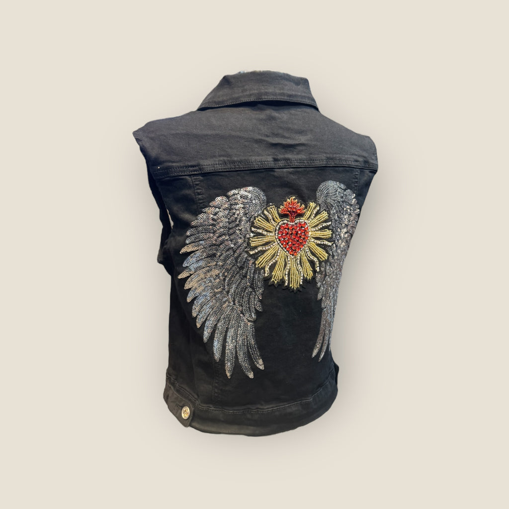 Chaleco vaquero negro con alas y sagrado corazón