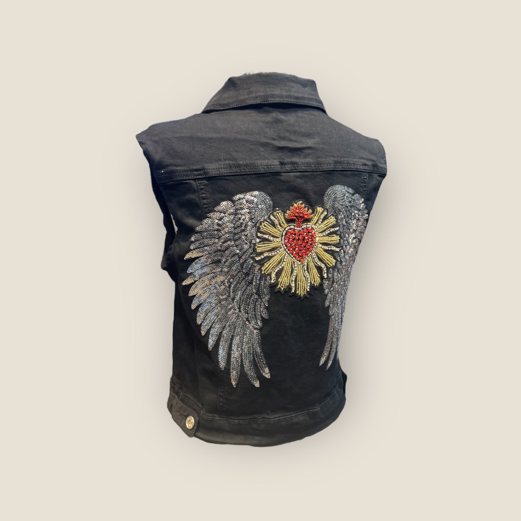 Chaleco vaquero negro con alas y sagrado corazón