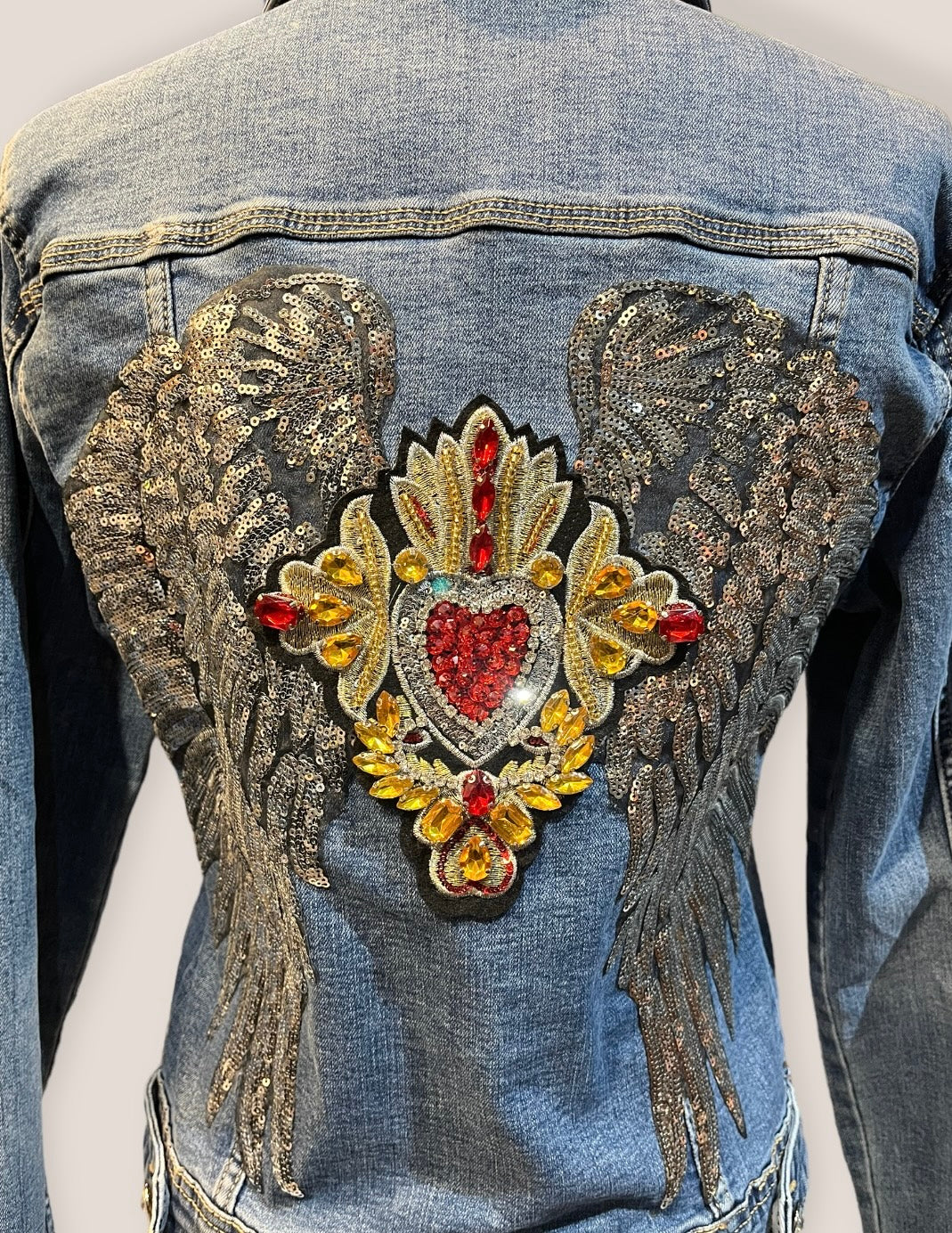 Chaqueta vaquera alas lentejuelas y Corazón pedreria