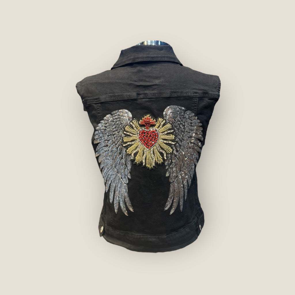 Chaleco vaquero negro con alas y sagrado corazón