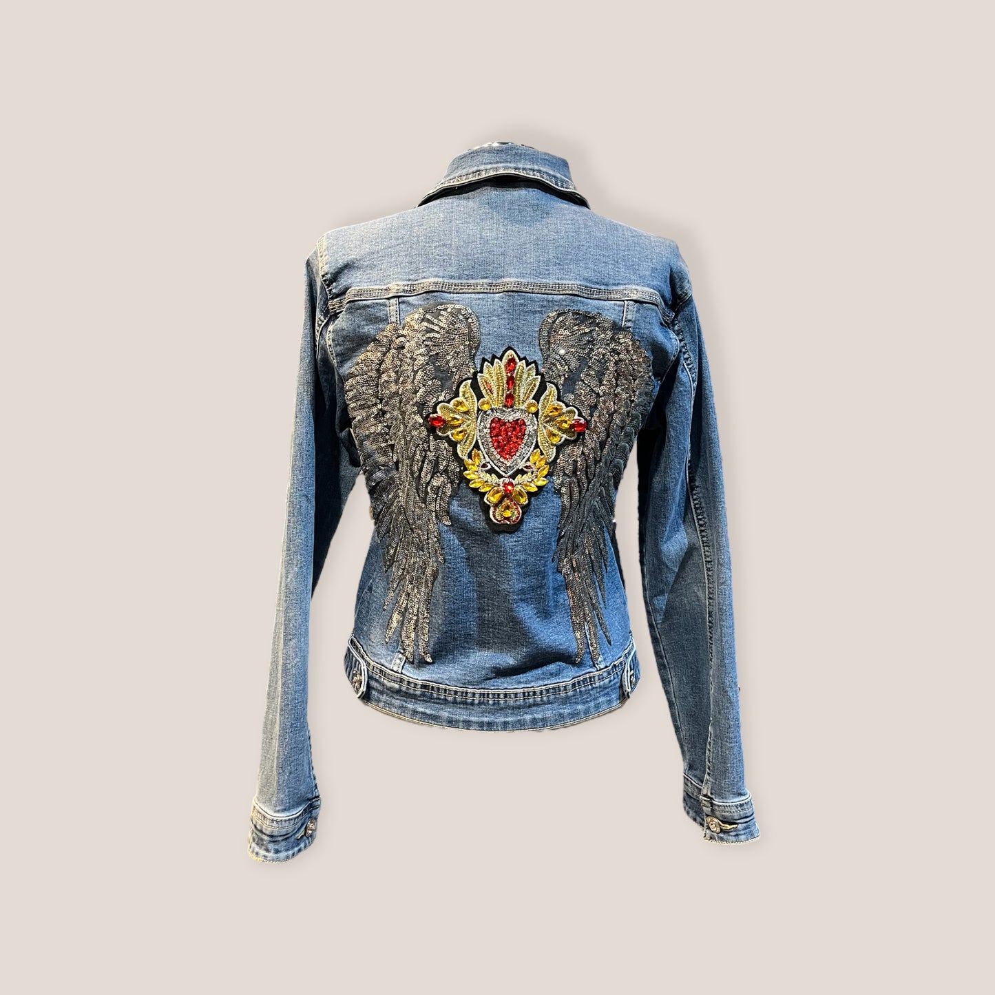 Chaqueta vaquera alas lentejuelas y Corazón pedreria