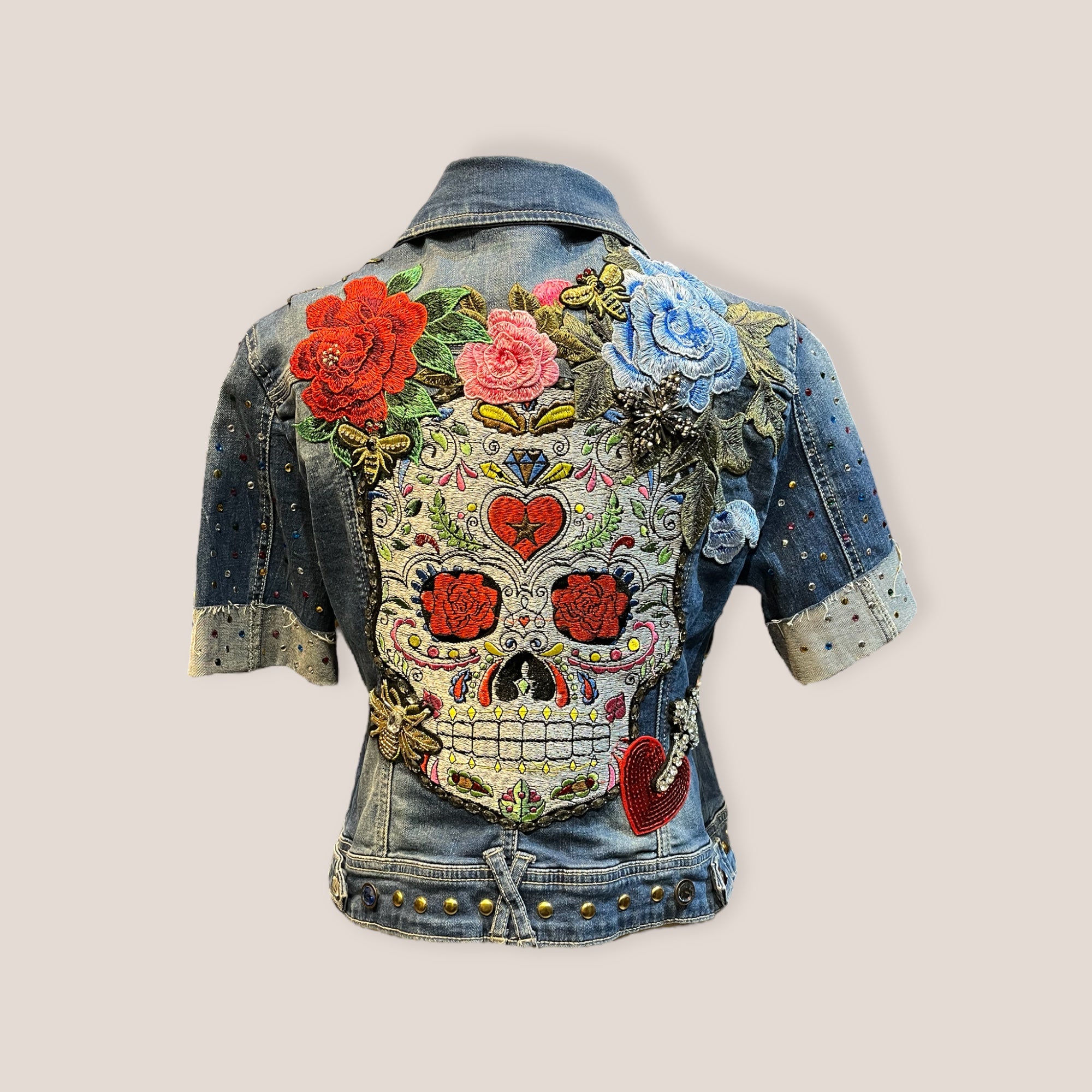 Chaqueta vaquera con calavera y gran cantidad de parches bordados y pedrería