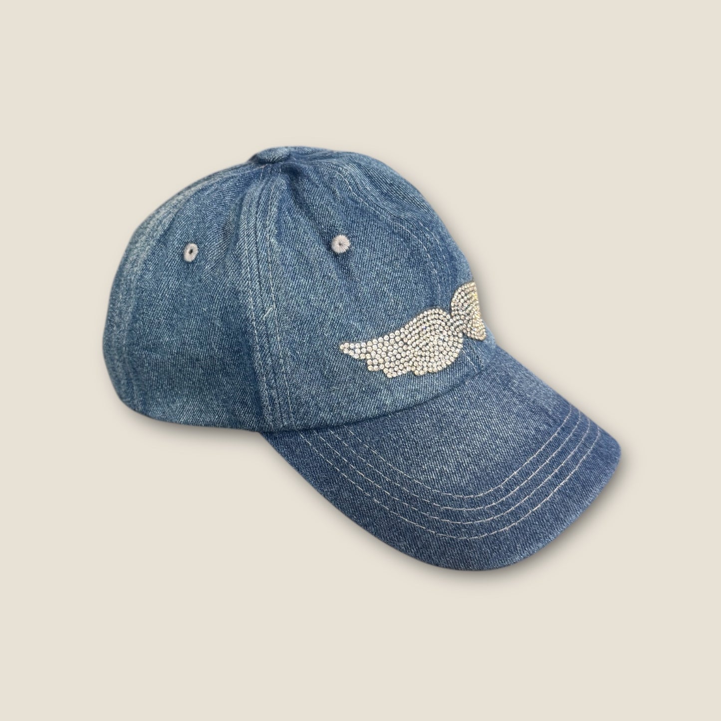 Gorra denim con alas de strass