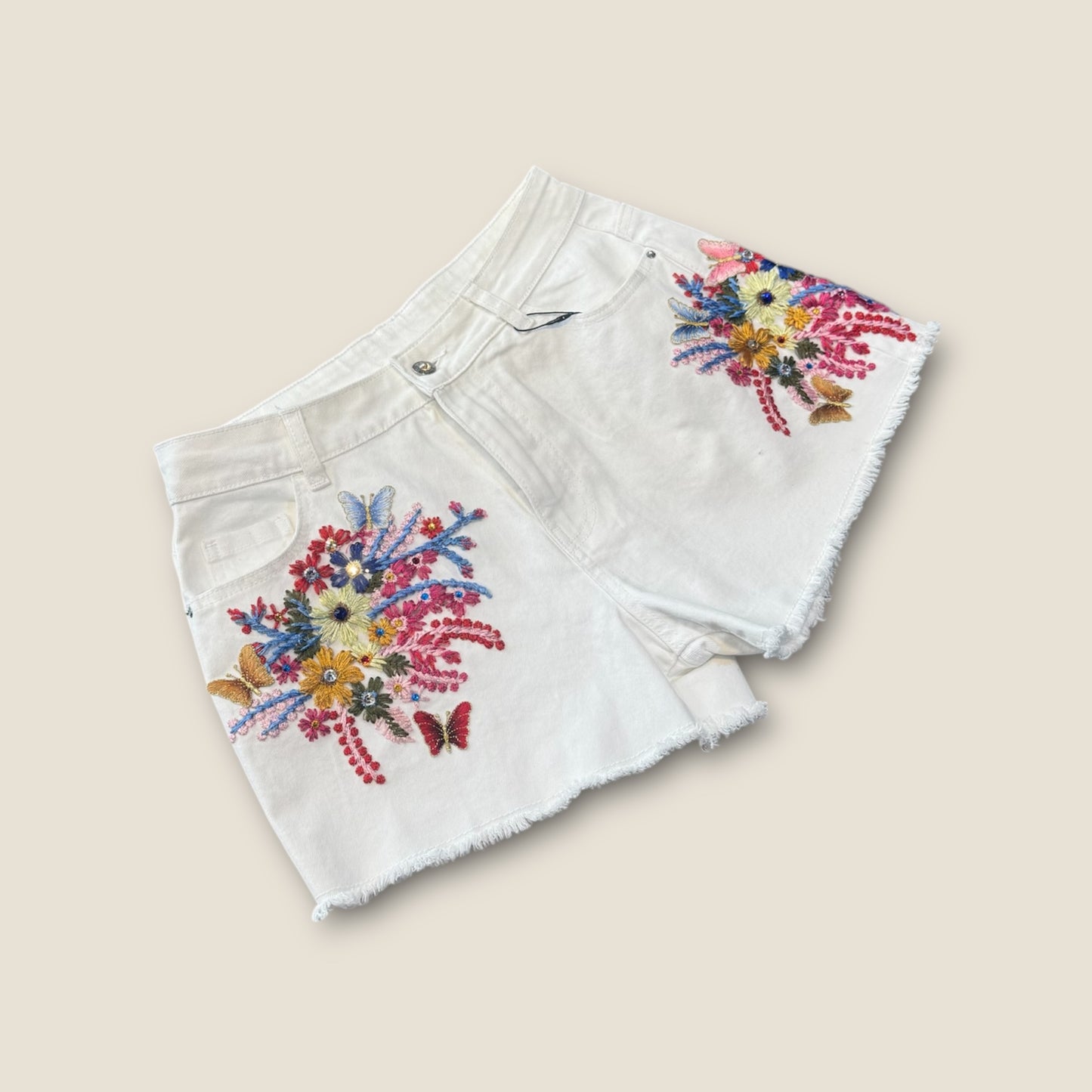 Pantalón corto con flores y strass