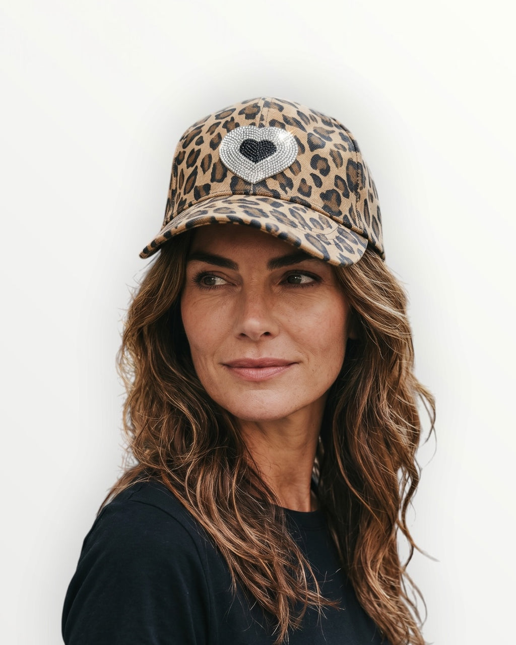 Gorra animal print con corazon strass