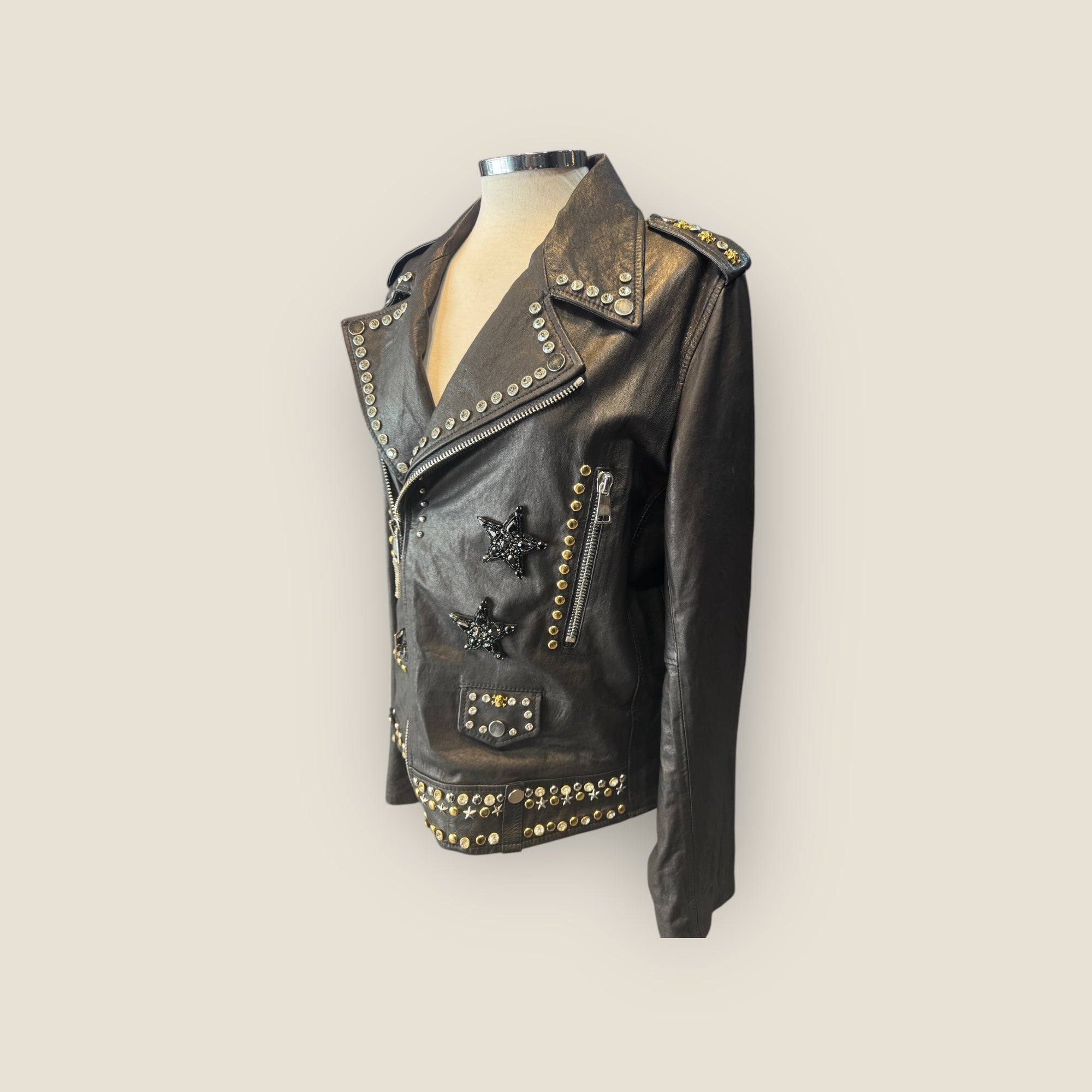Biker piel customizada con cruz de pedrería y remaches
