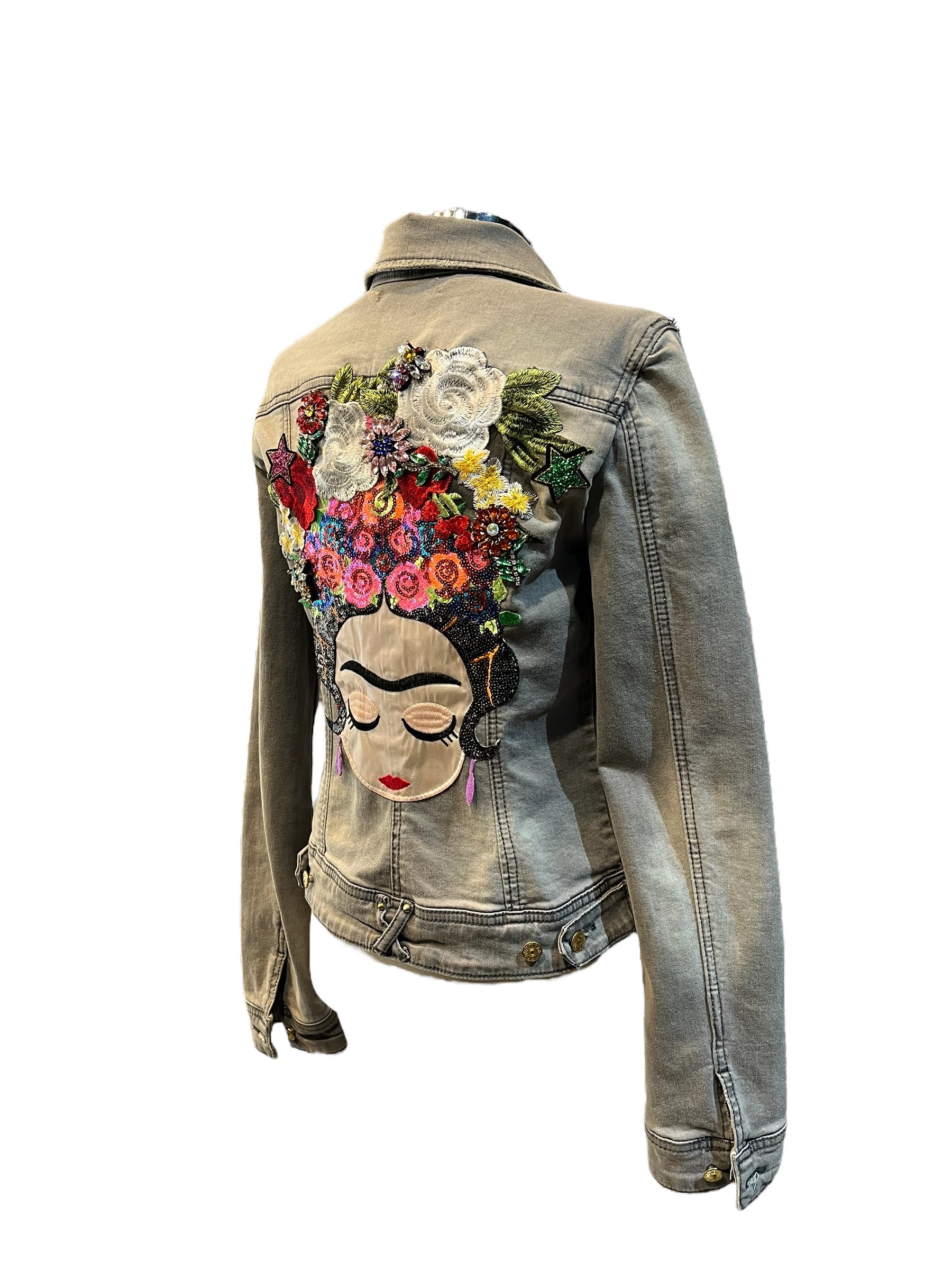 Chaqueta vaquera gris Frida con flores y pedreria