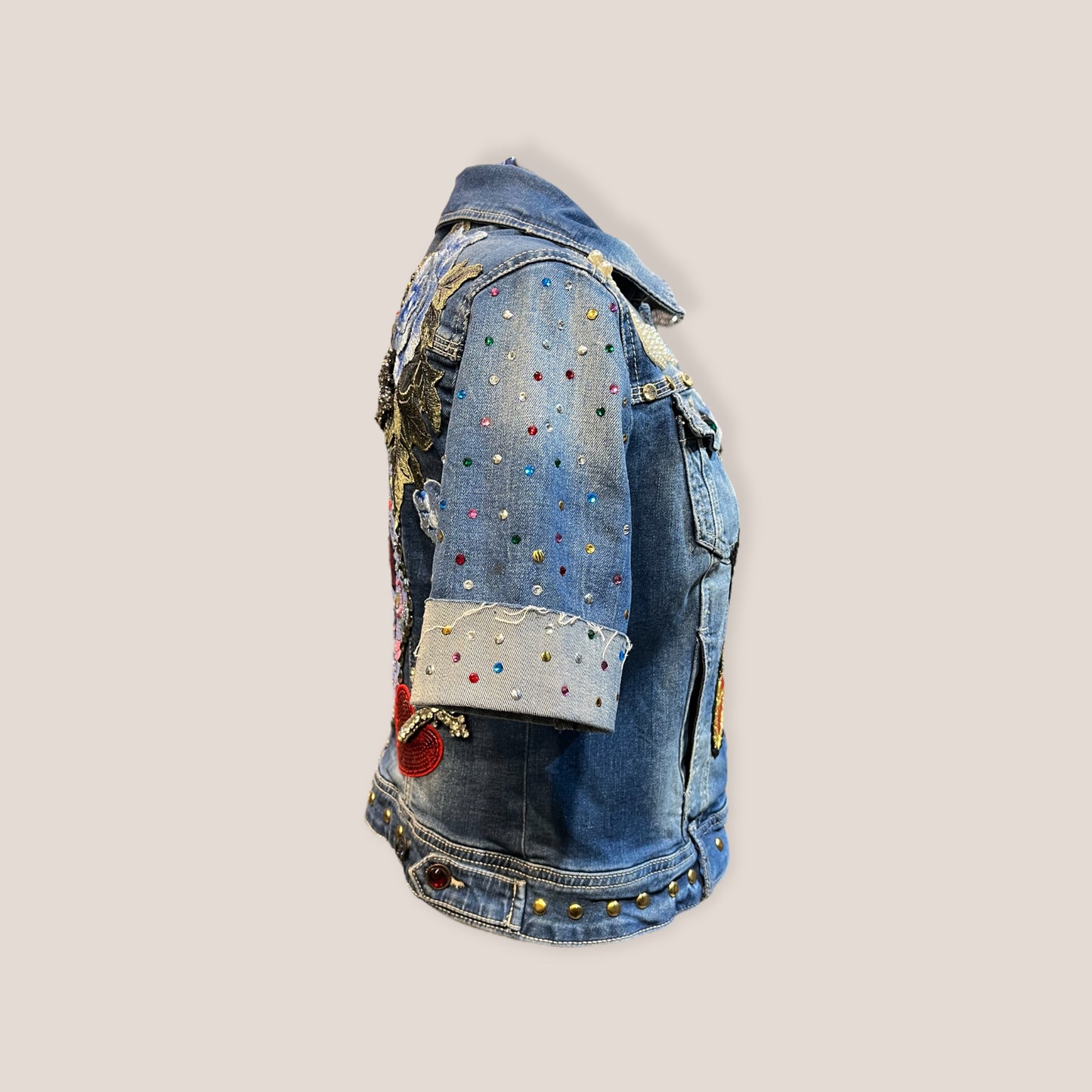 Chaqueta vaquera con calavera y gran cantidad de parches bordados y pedrería