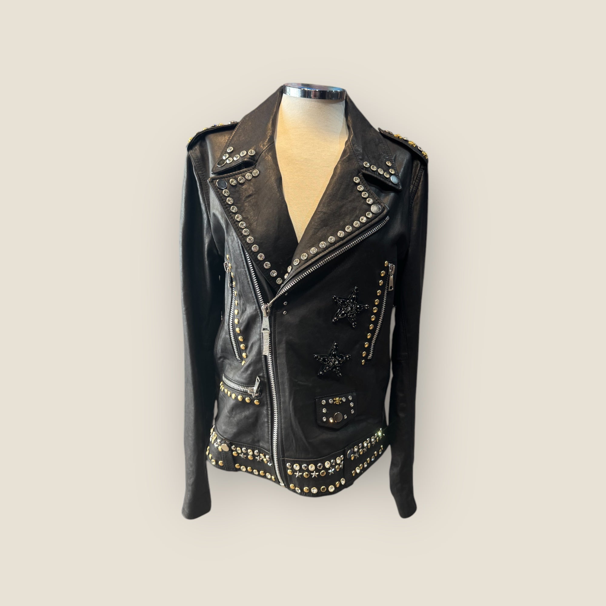Biker piel customizada con cruz de pedrería y remaches