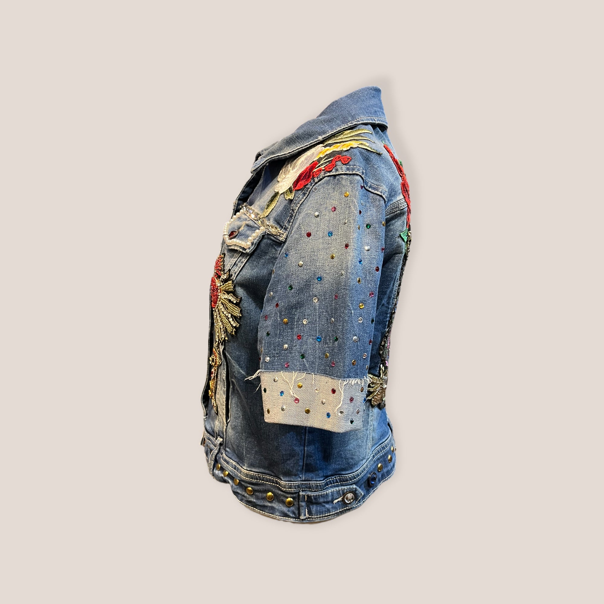 Chaqueta vaquera con calavera y gran cantidad de parches bordados y pedrería