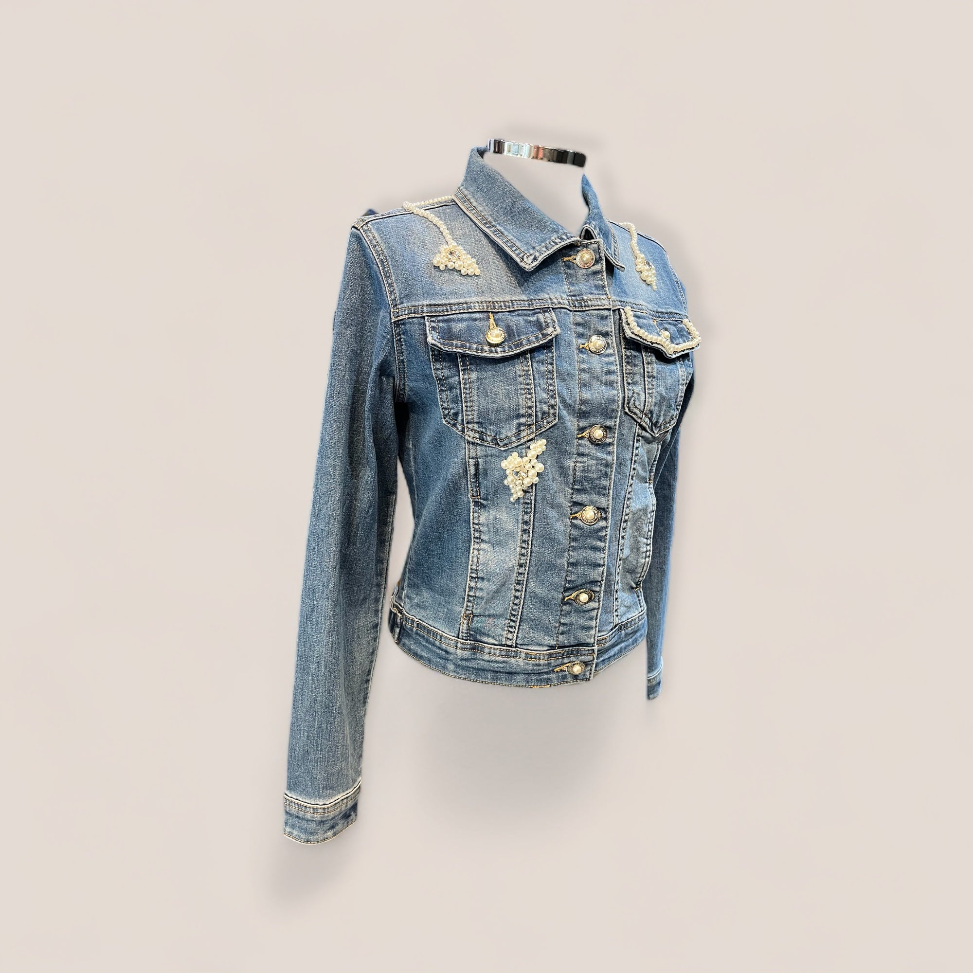 Chaqueta vaquera alas de ángel y perlas