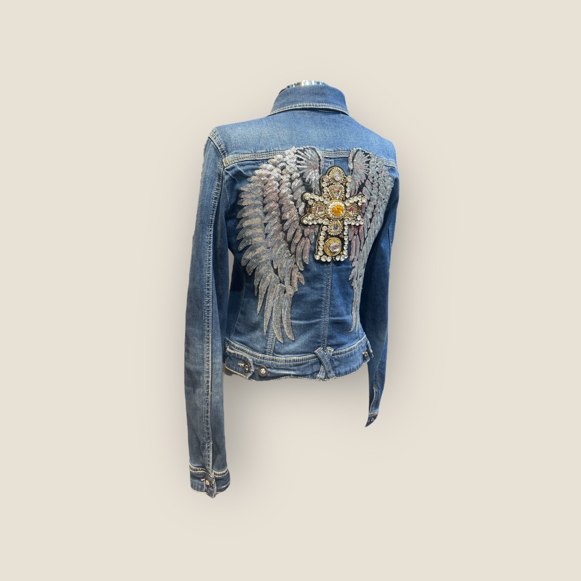Chaqueta vaquera alas con cruz de pedrería