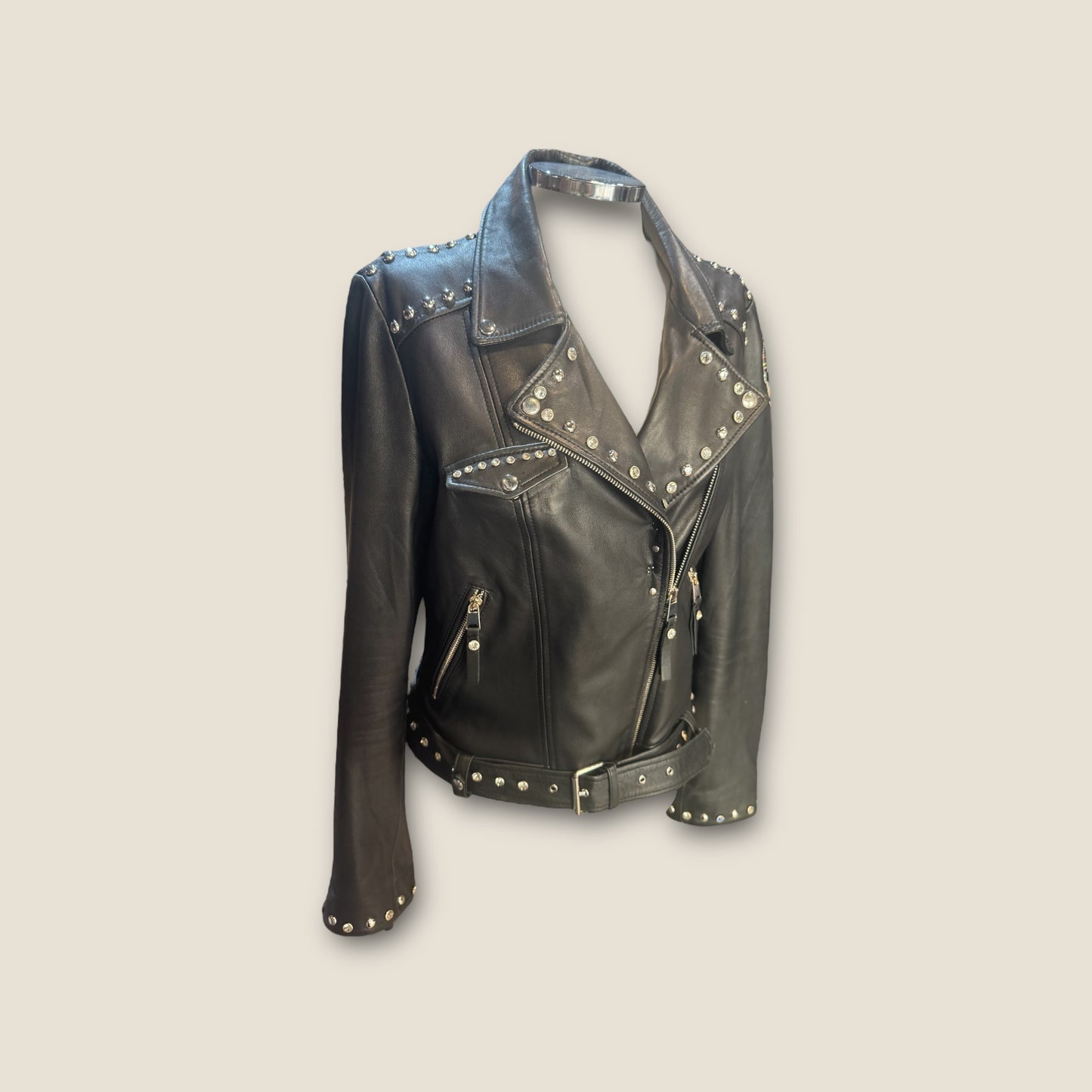 Biker cuero con cruz de pedrería y remaches