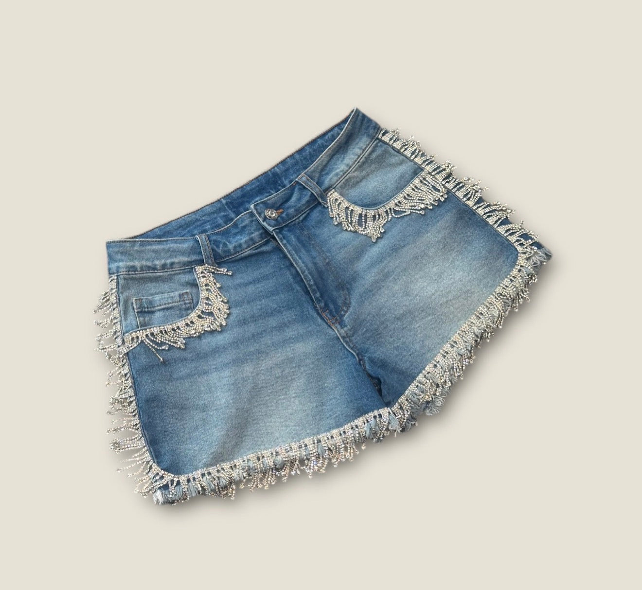 Pantalón corto bordeado flecos pedrería
