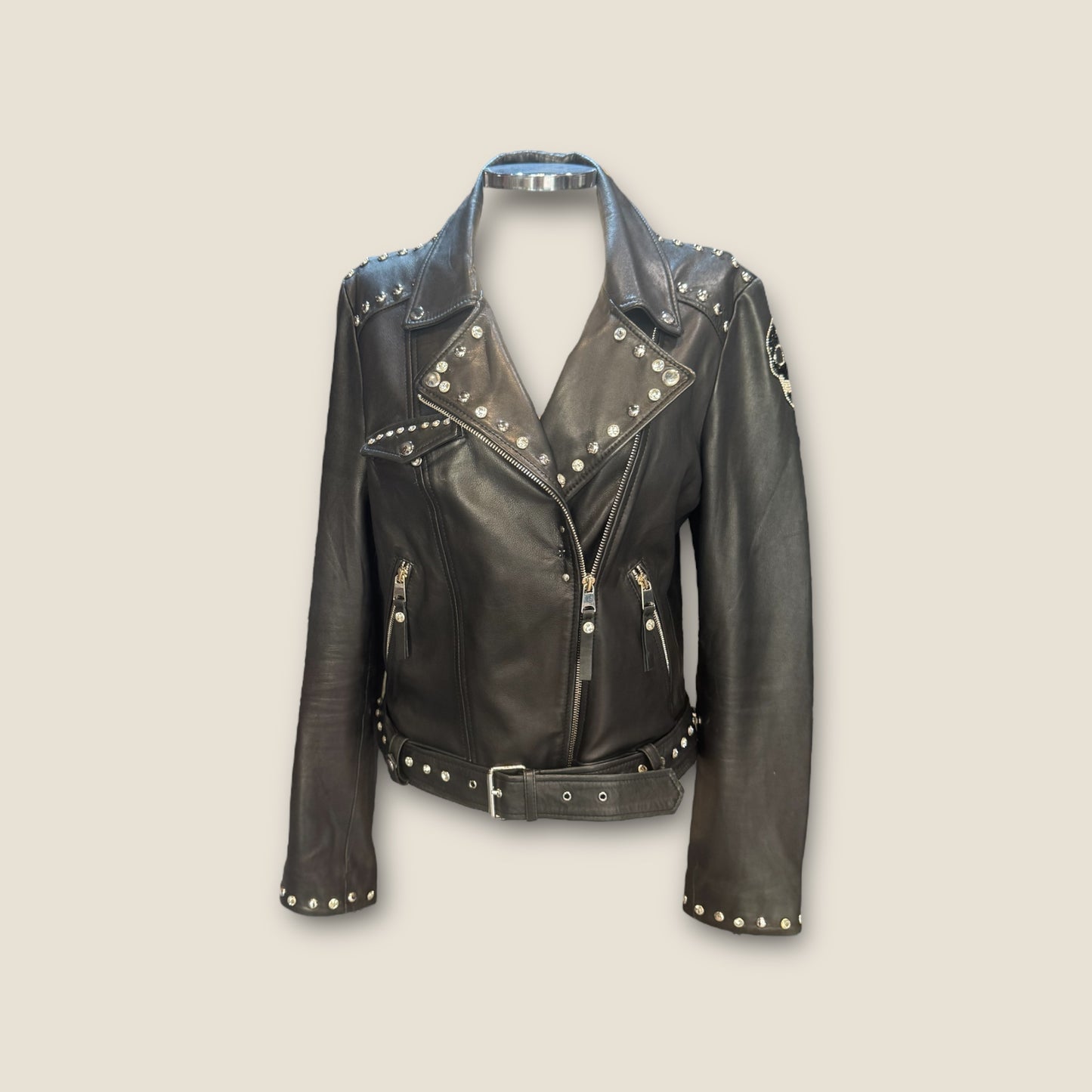 Biker cuero con cruz de pedrería y remaches