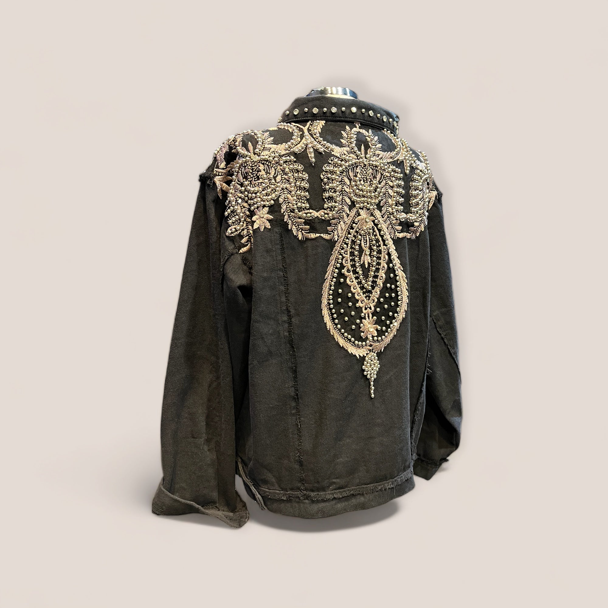 Chaqueta vaquera negra bordada