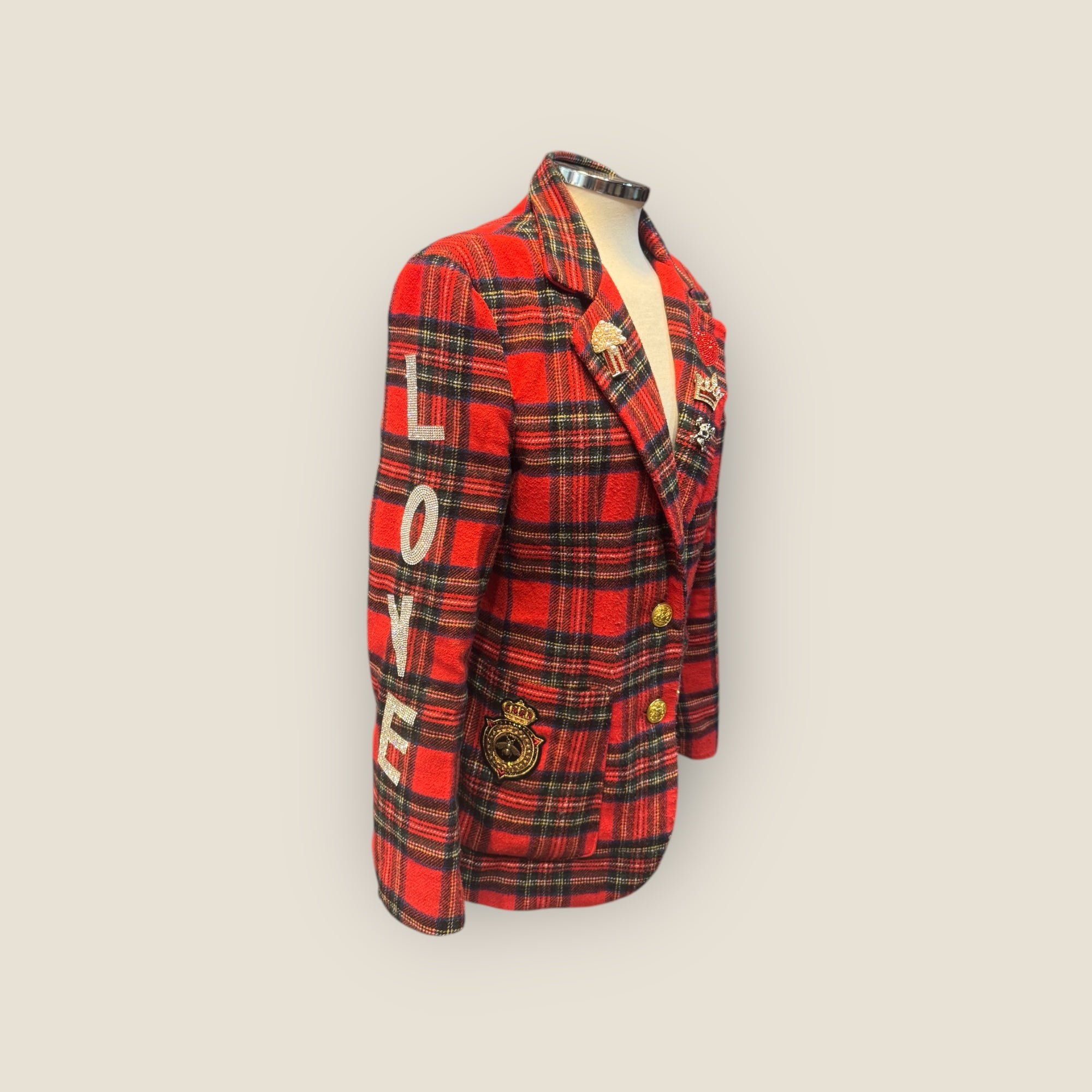 Chaqueta blazer escocesa con alas y cruz de pedrería