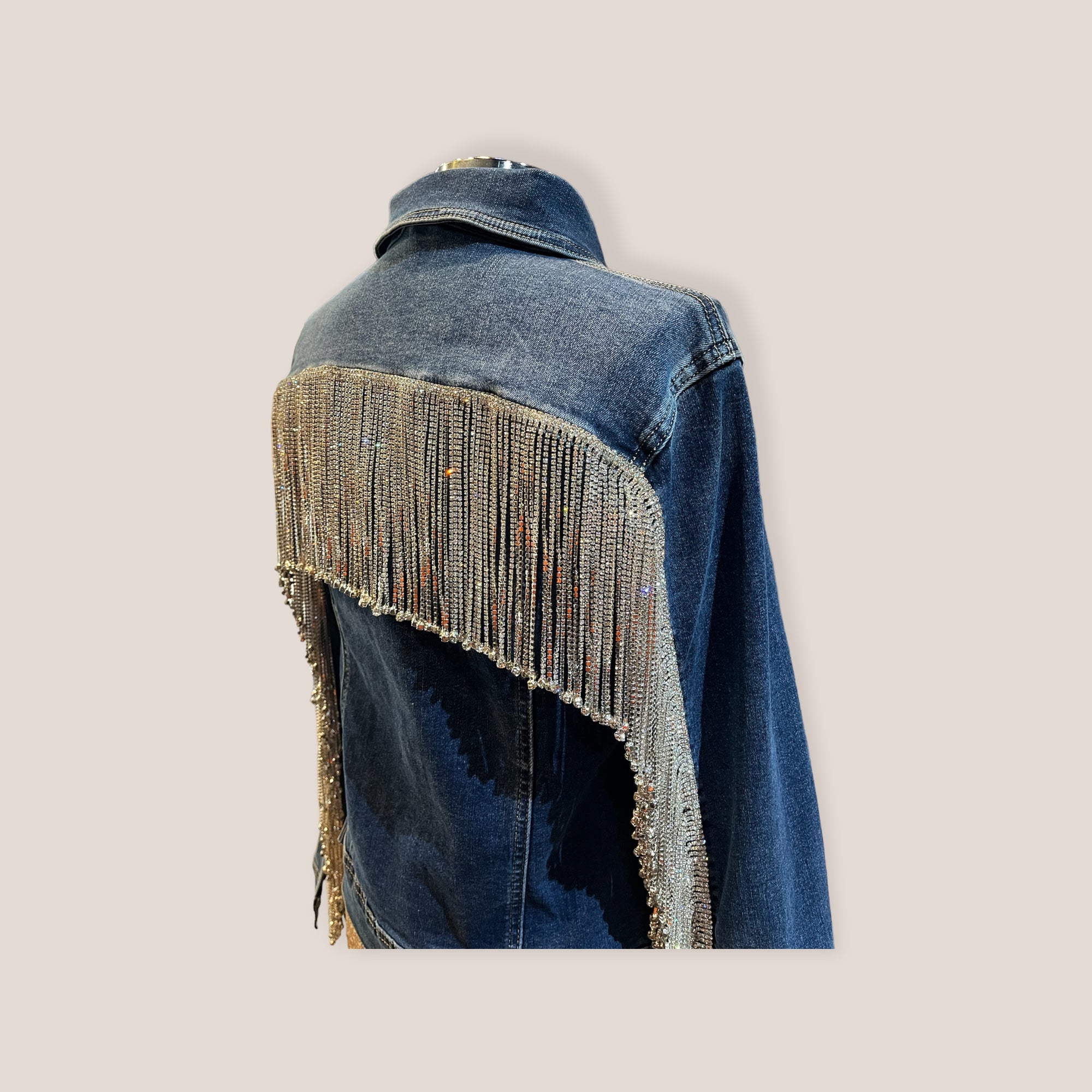 Chaqueta vaquera con flecos largos de pedreria