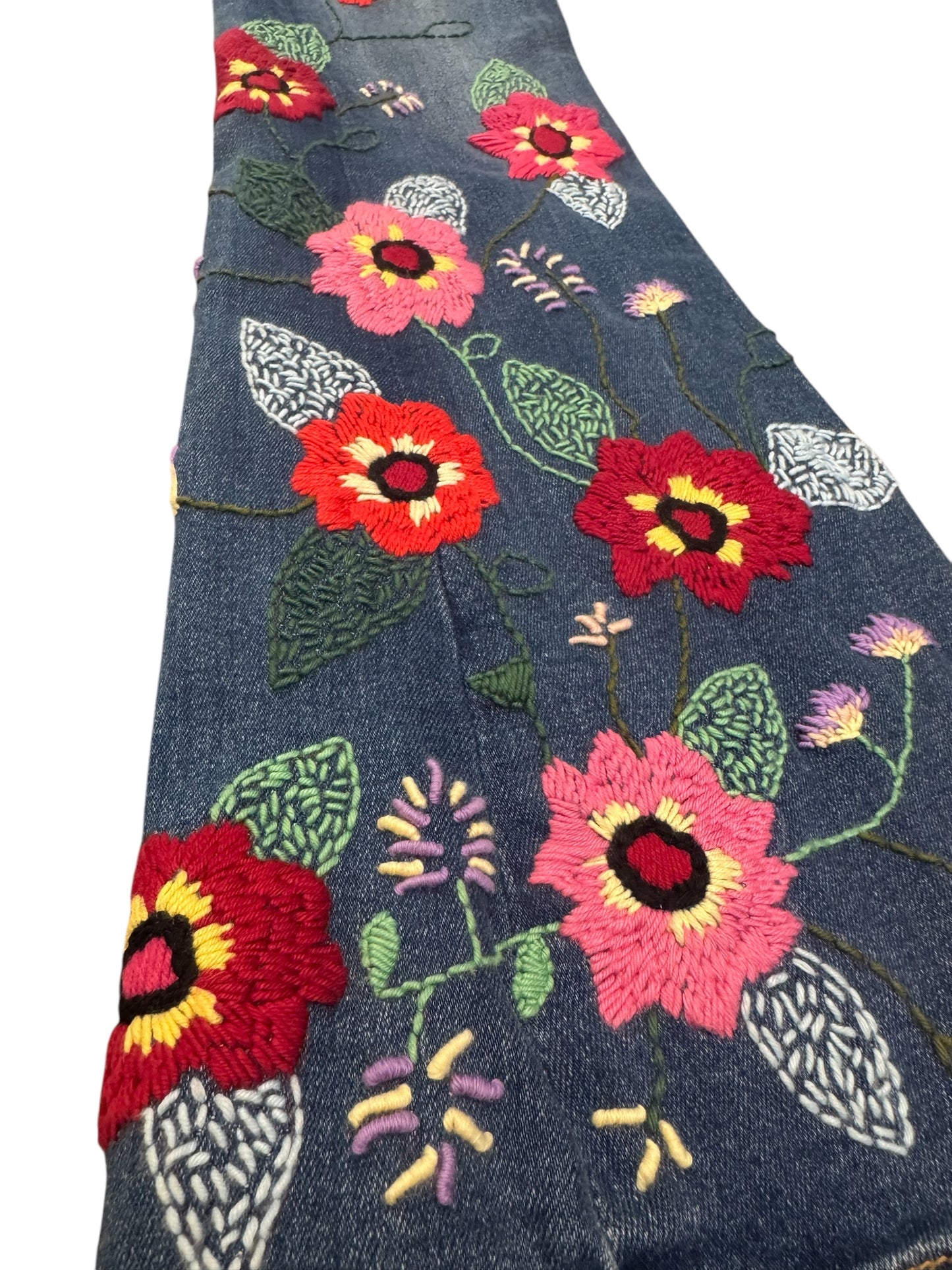 Pantalón bordado artesanalmente con flores