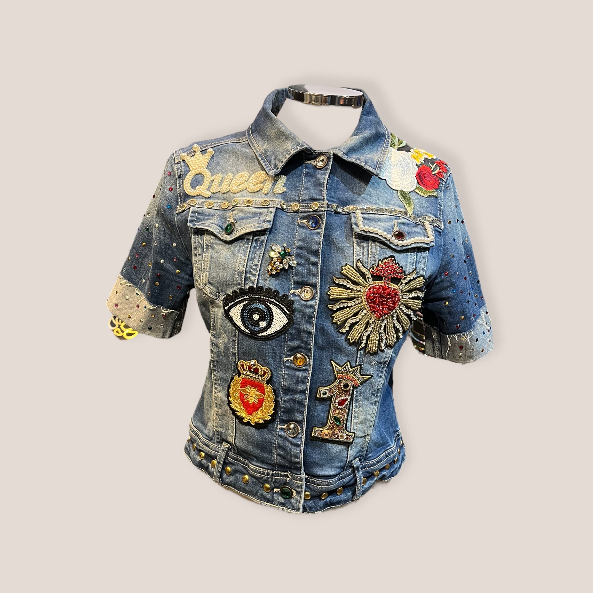 Chaqueta vaquera con calavera y gran cantidad de parches bordados y pedrería