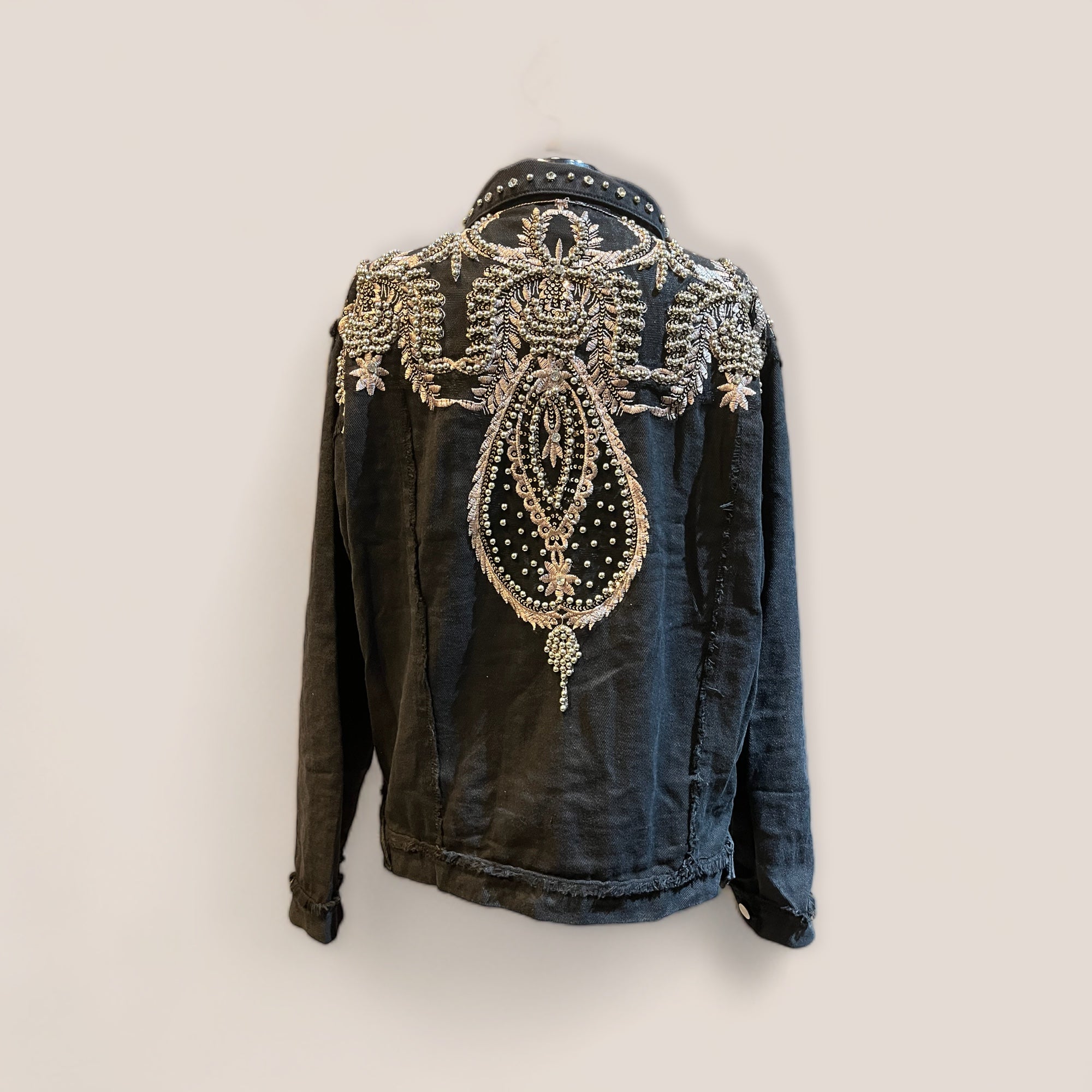 Chaqueta vaquera negra bordada