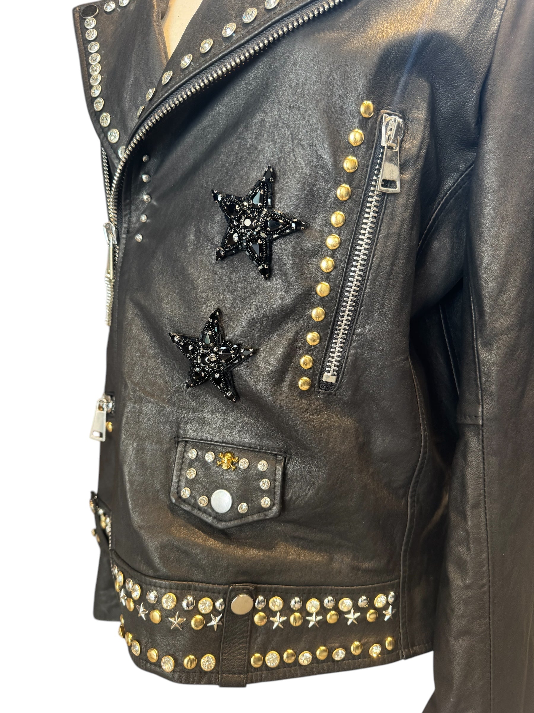 Biker piel customizada con cruz de pedrería y remaches