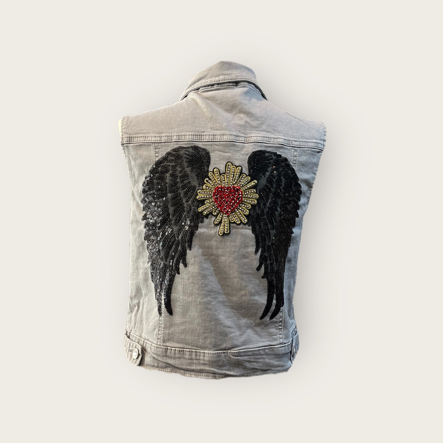 Chaleco vaquero gris con alas y corazón