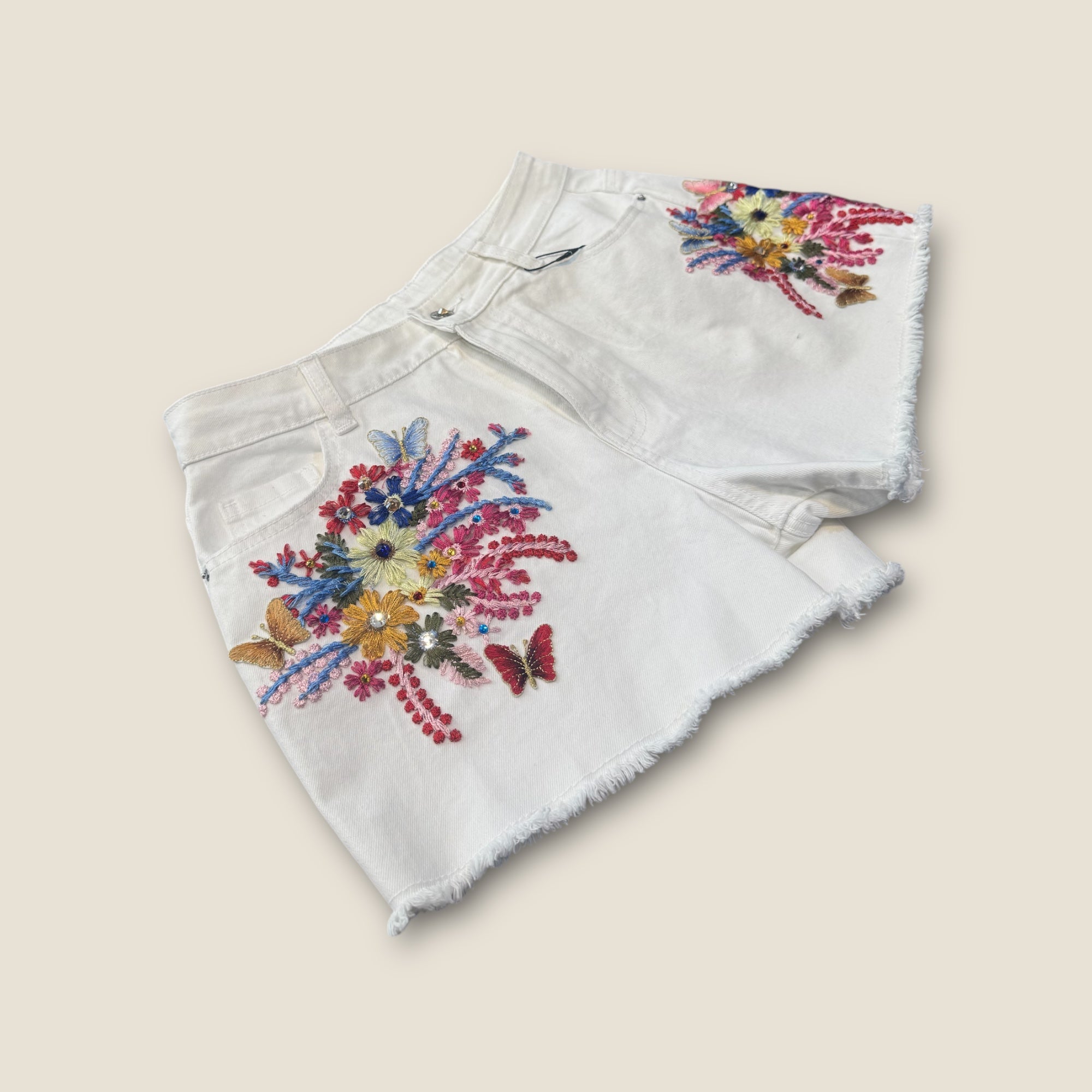 Pantalón corto con flores y strass