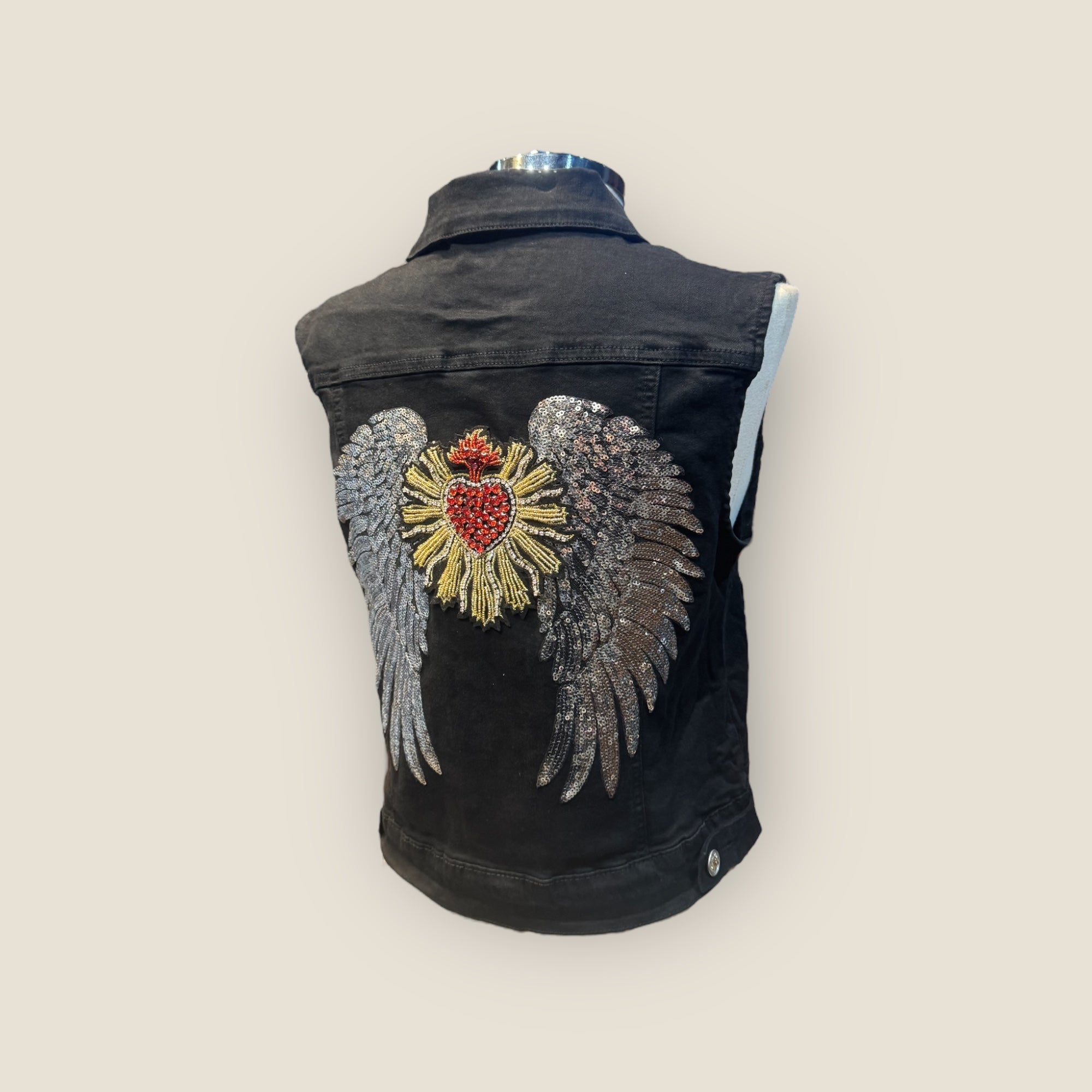 Chaleco vaquero negro con alas y sagrado corazón