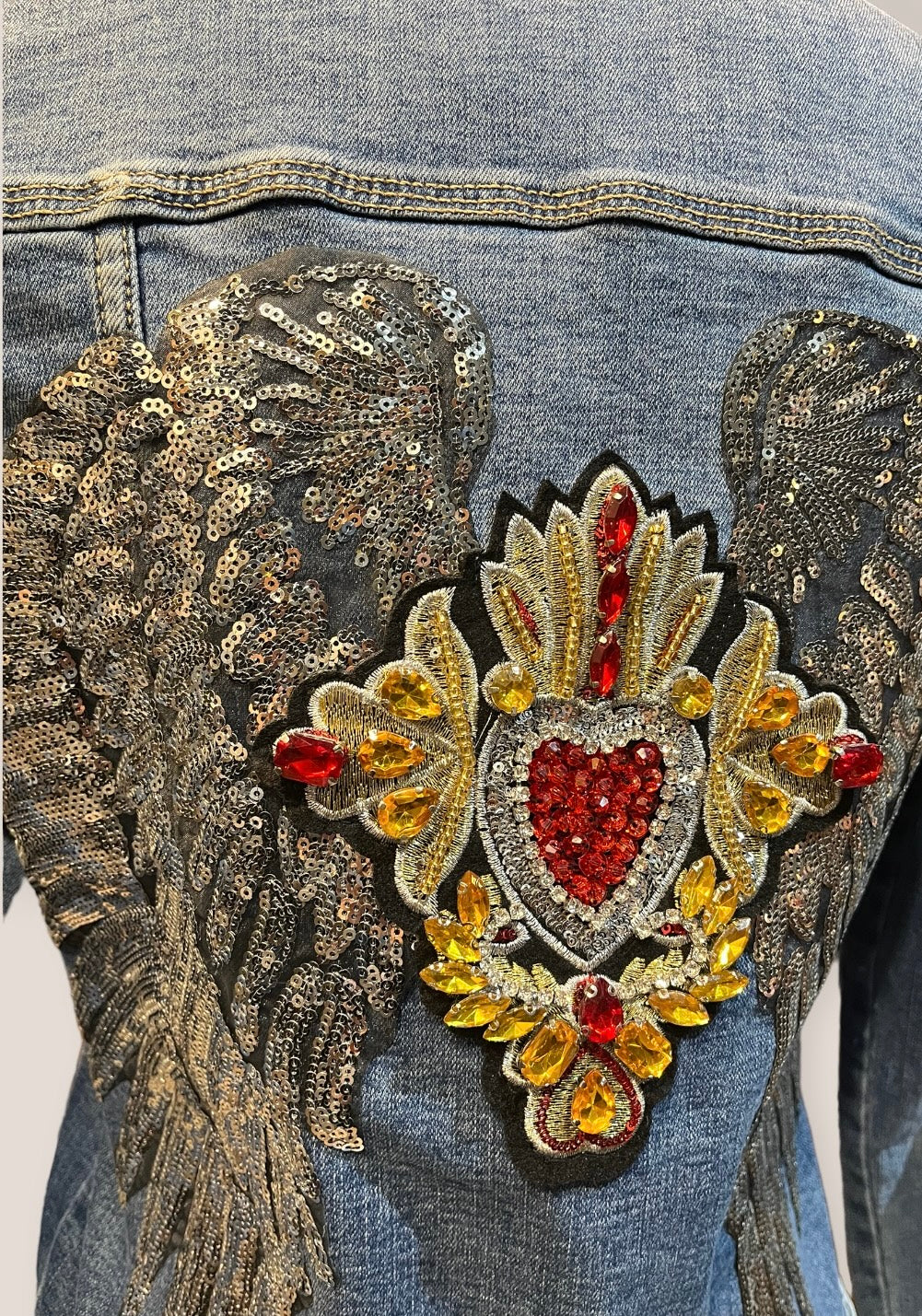 Chaqueta vaquera alas lentejuelas y Corazón pedreria