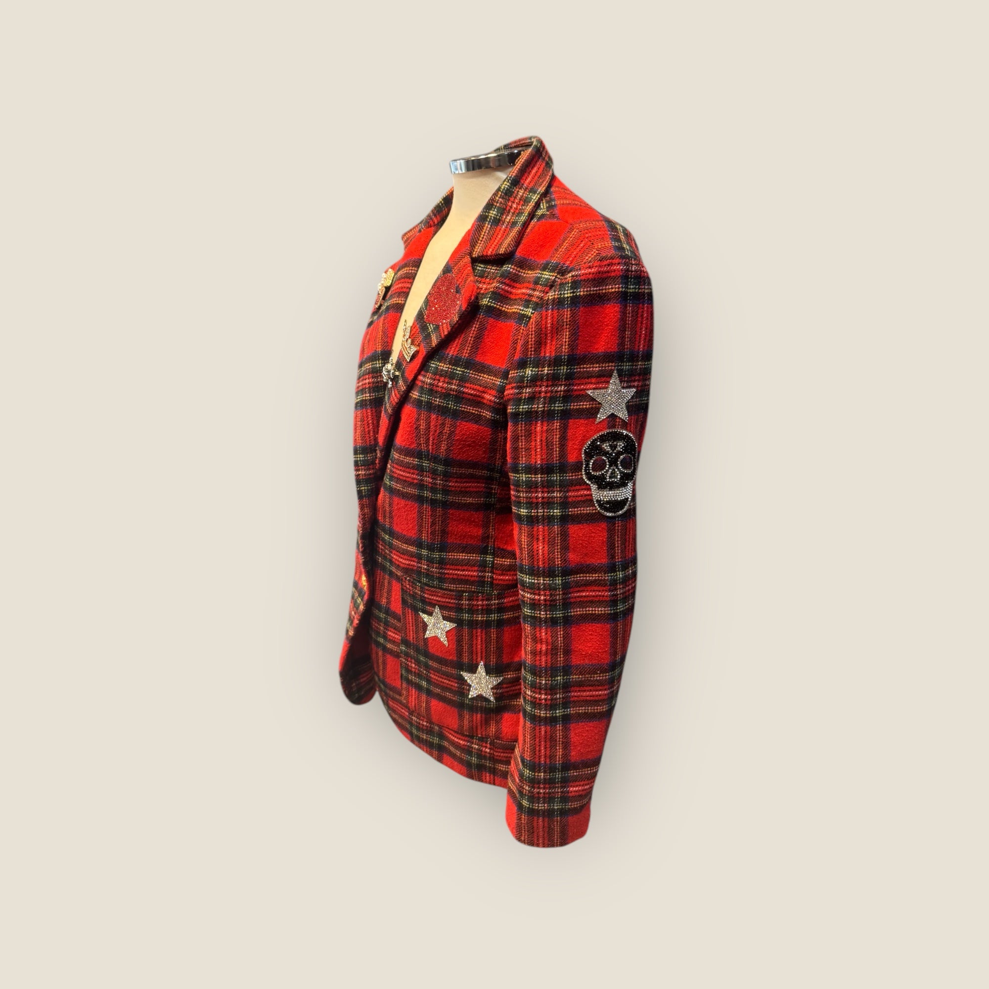 Chaqueta blazer escocesa con alas y cruz de pedrería