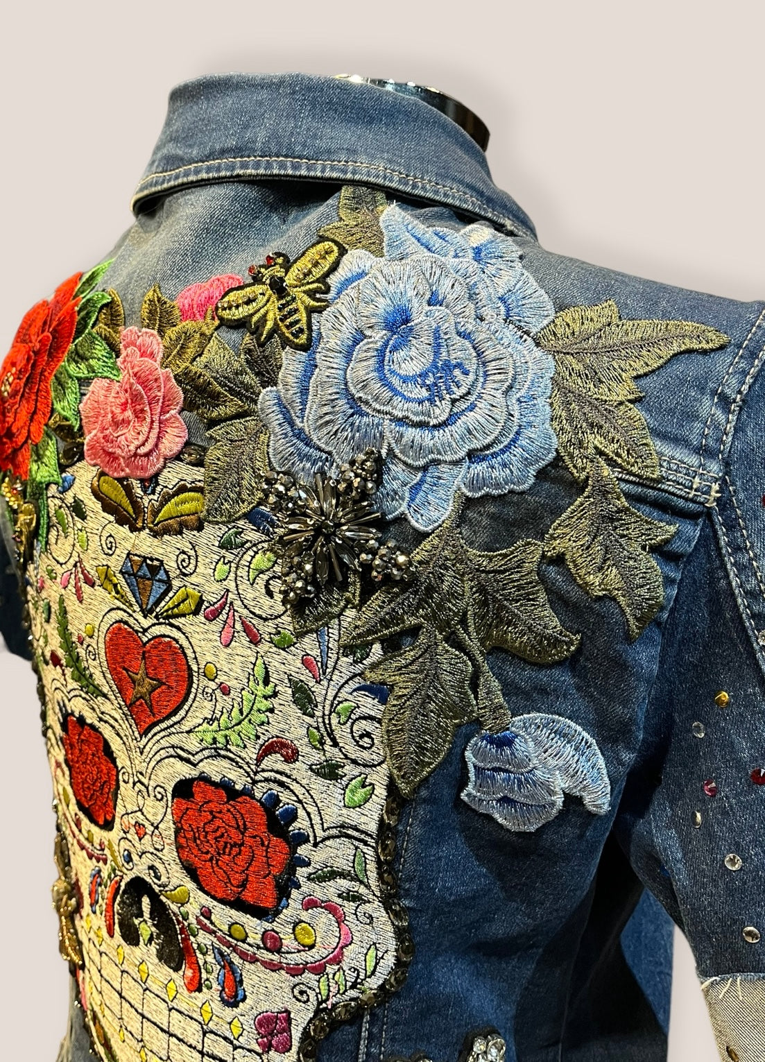 Chaqueta vaquera con calavera y gran cantidad de parches bordados y pedrería