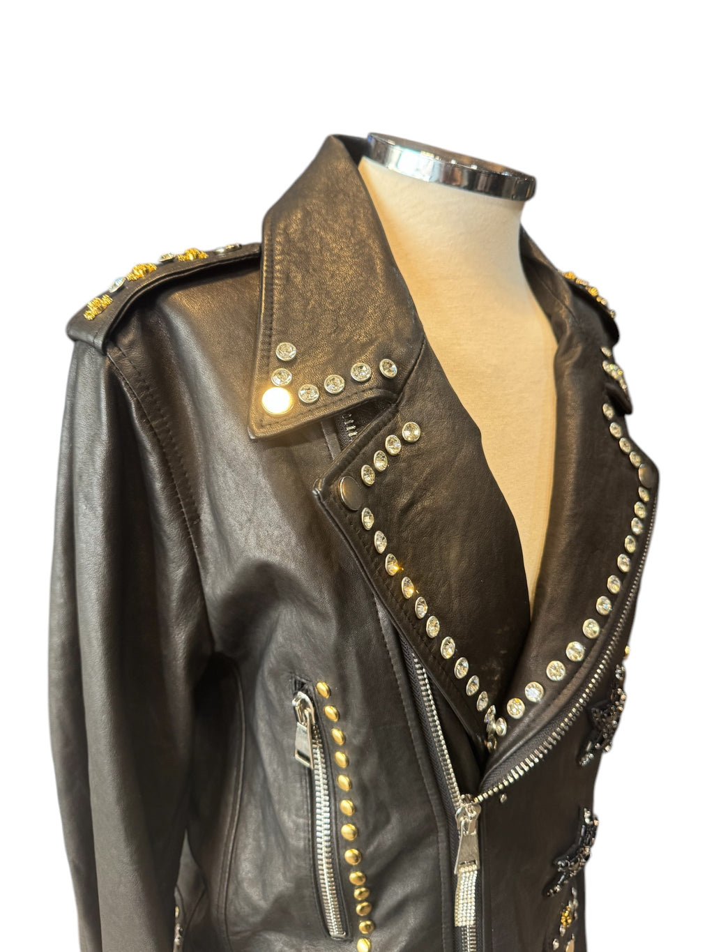 Biker piel customizada con cruz de pedrería y remaches