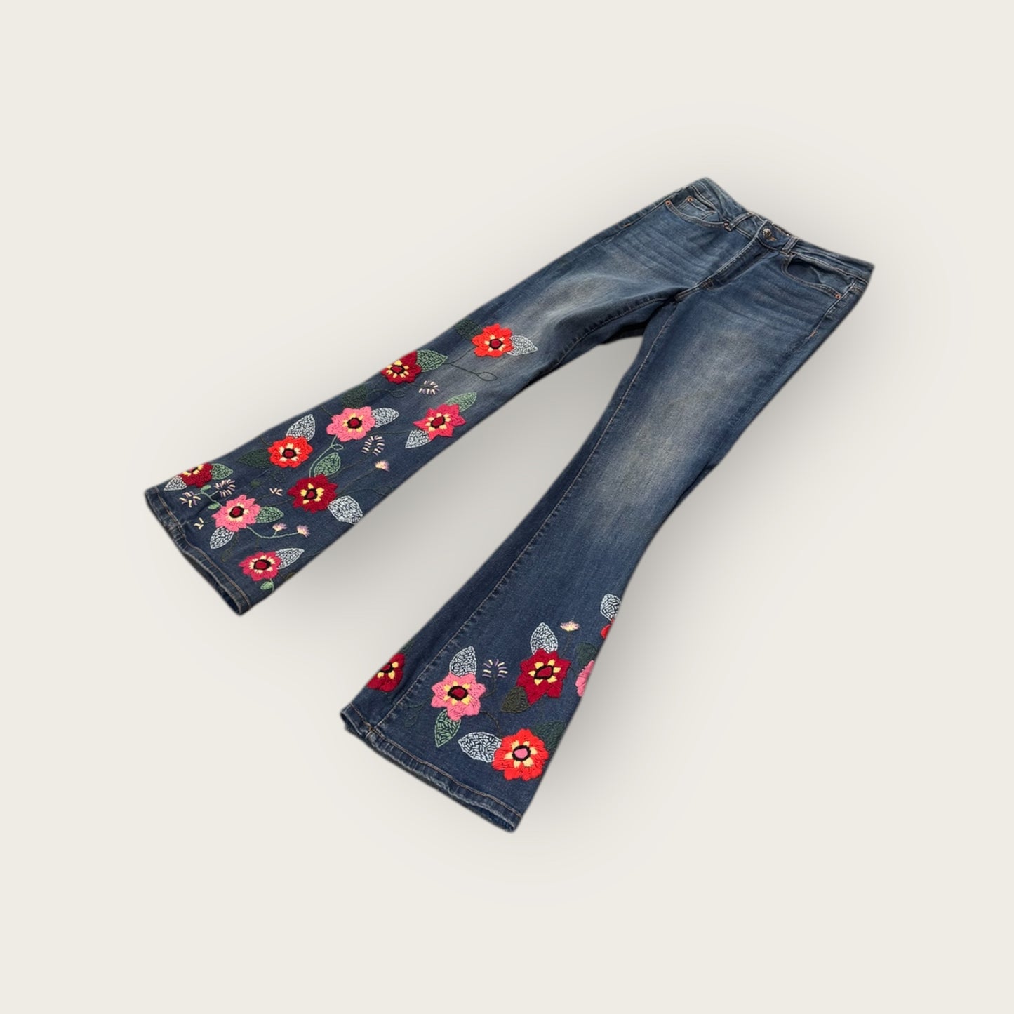 Pantalón bordado artesanalmente con flores