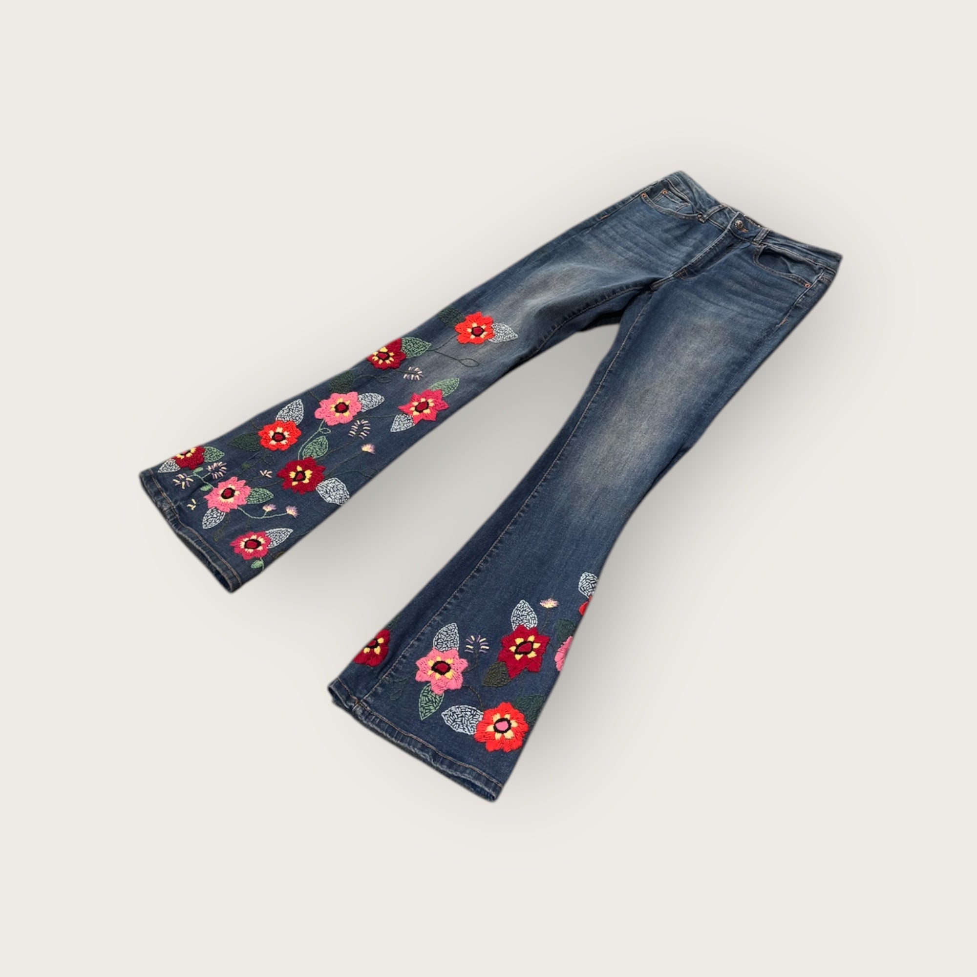 Pantalón bordado artesanalmente con flores