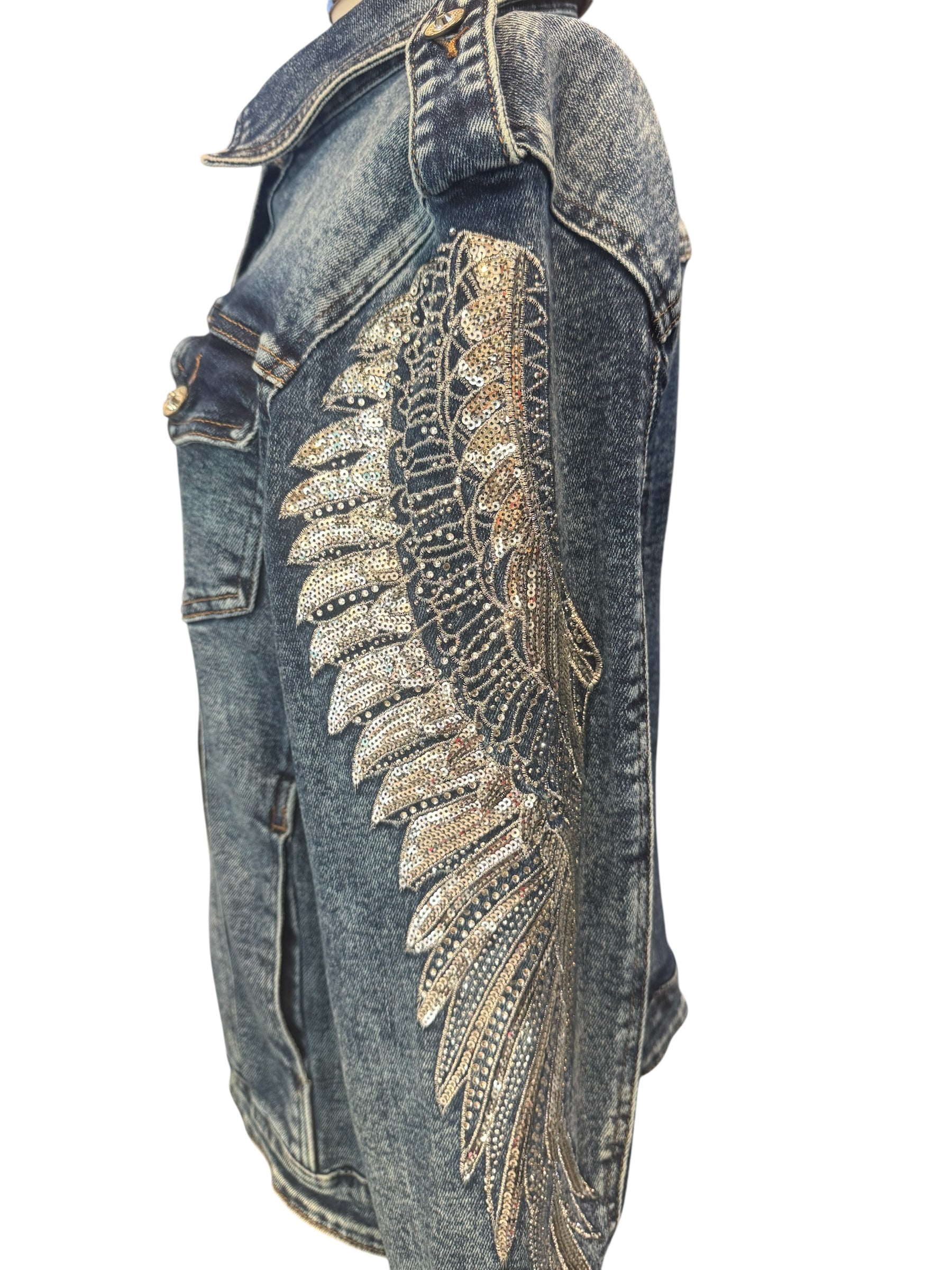 Chaqueta vaquera con alas bordadas en mangas