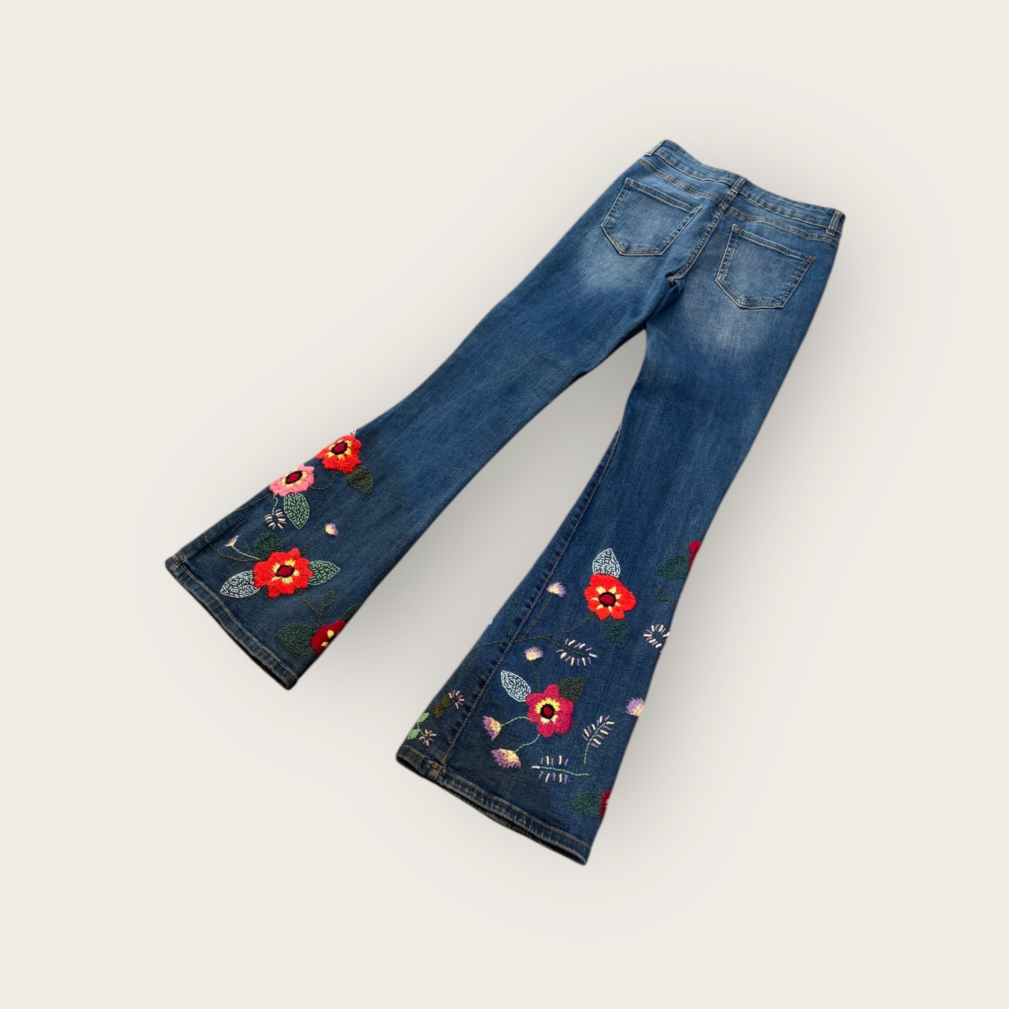 Pantalón bordado artesanalmente con flores
