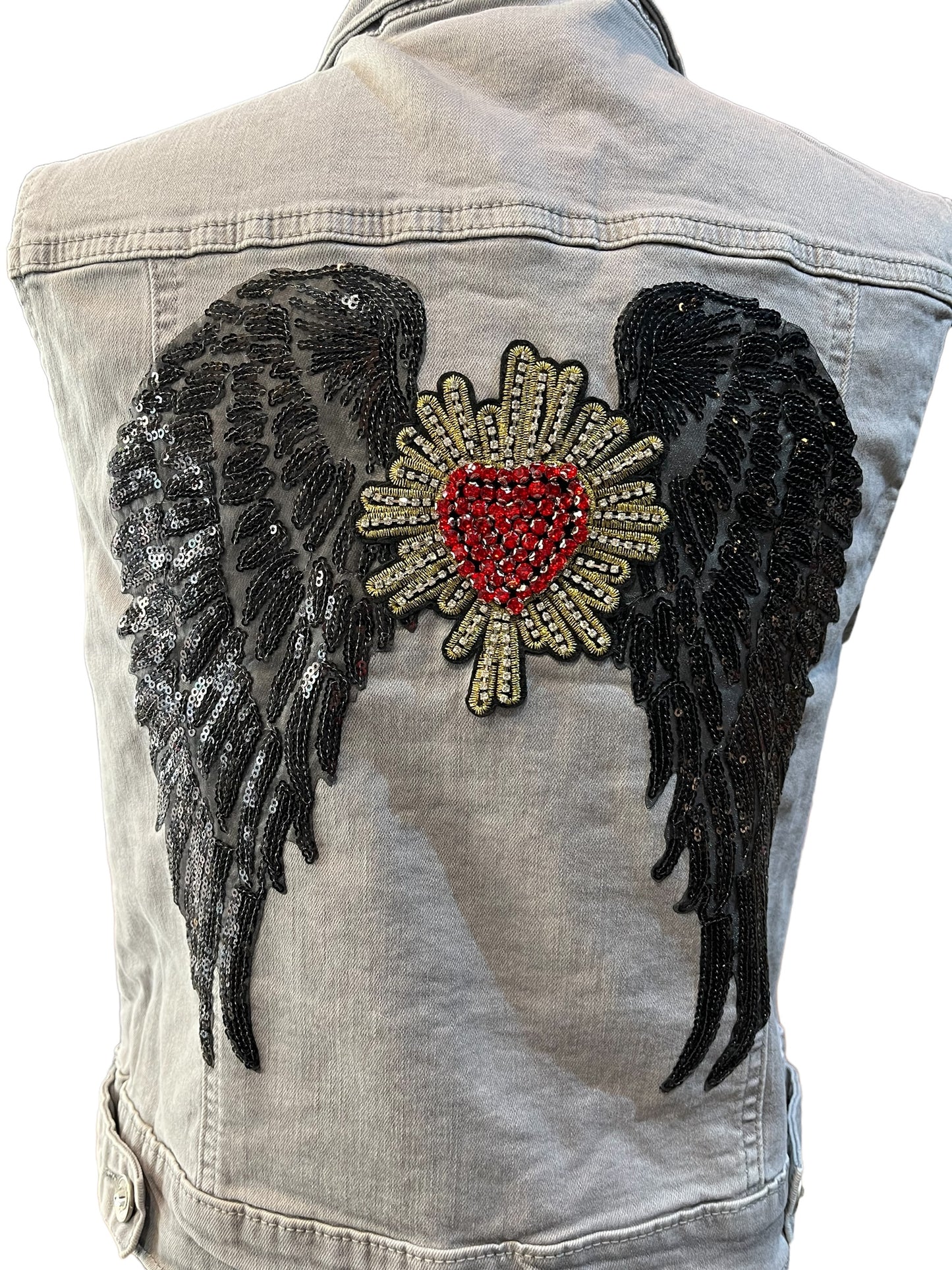 Chaleco vaquero gris con alas y corazón